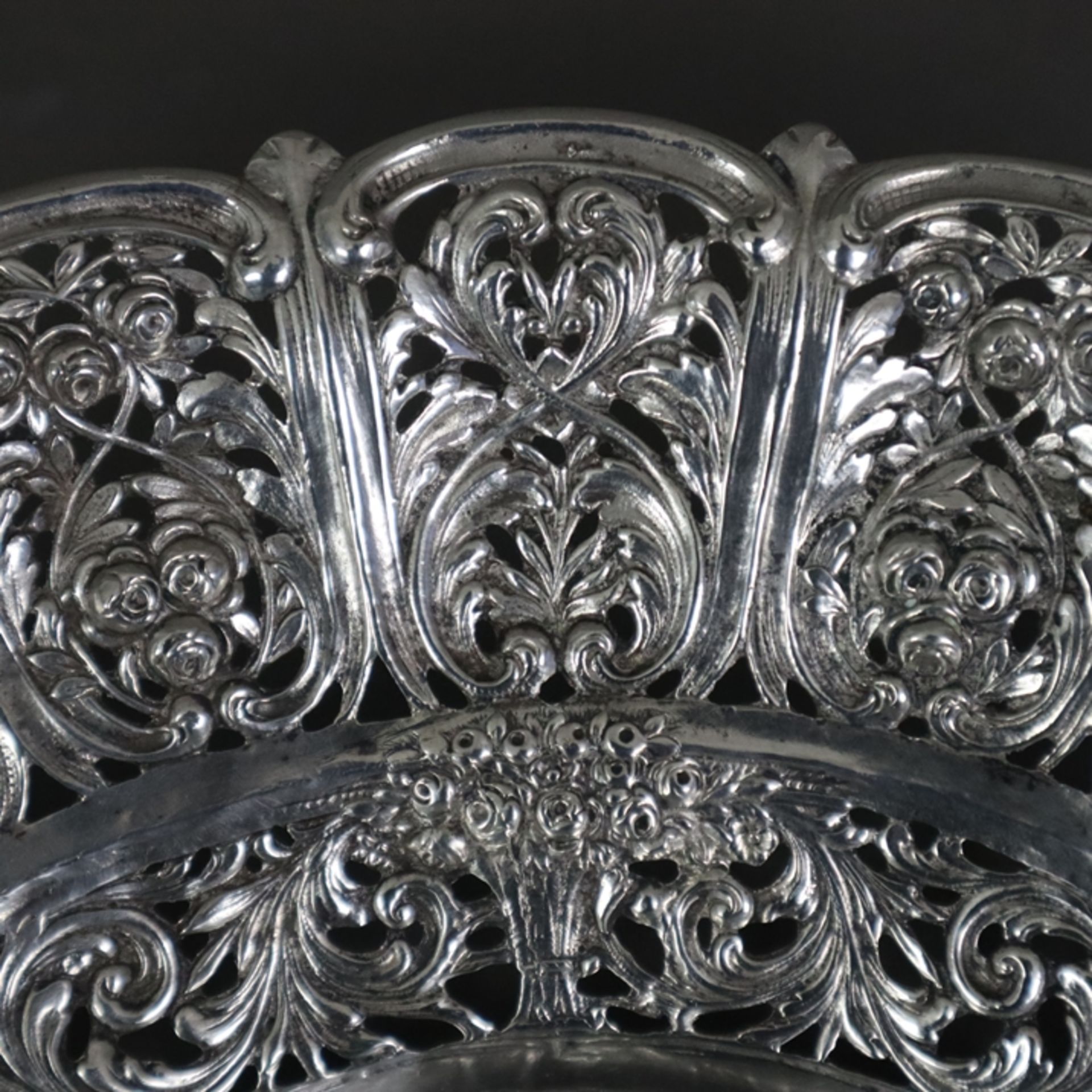 Korbschale im Barockstil - 800er Silber, ovale Form, durchbrochen gearbeiteter Rand, üppig reliefie - Bild 4 aus 7