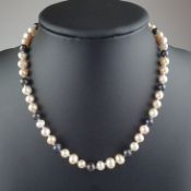 Perlenkette - 56 unregelmäßige Süßwasserperlen in Weiß- und Champagnertönen sowie Anthrazit von 5-6