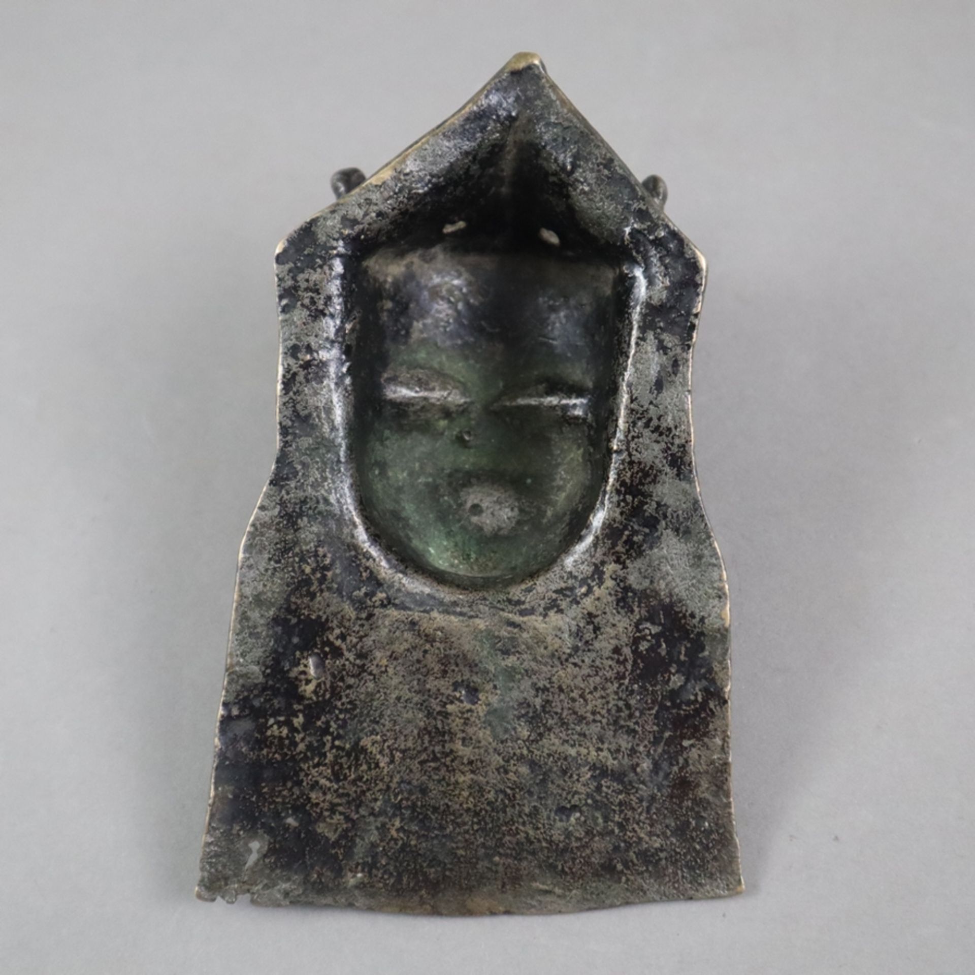 Mohra (Maskenabbild) - Nordindien/ Himachal Pradesh, Bronze, dunkel patiniert, der bekrönte Kopf mi - Bild 5 aus 5