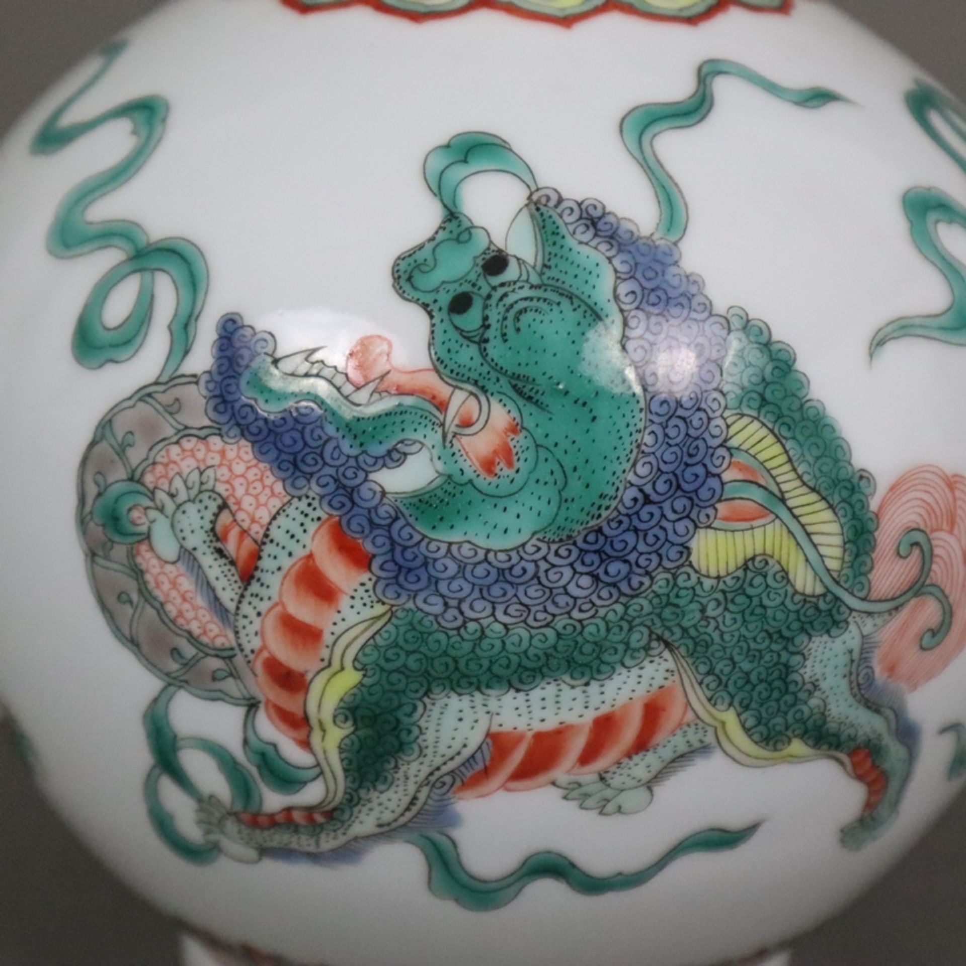 Flaschenvase - China, Porzellan, umlaufend spielende Shishis mit Brokatbällen sowie Blüten-, Ruyiko - Bild 6 aus 8