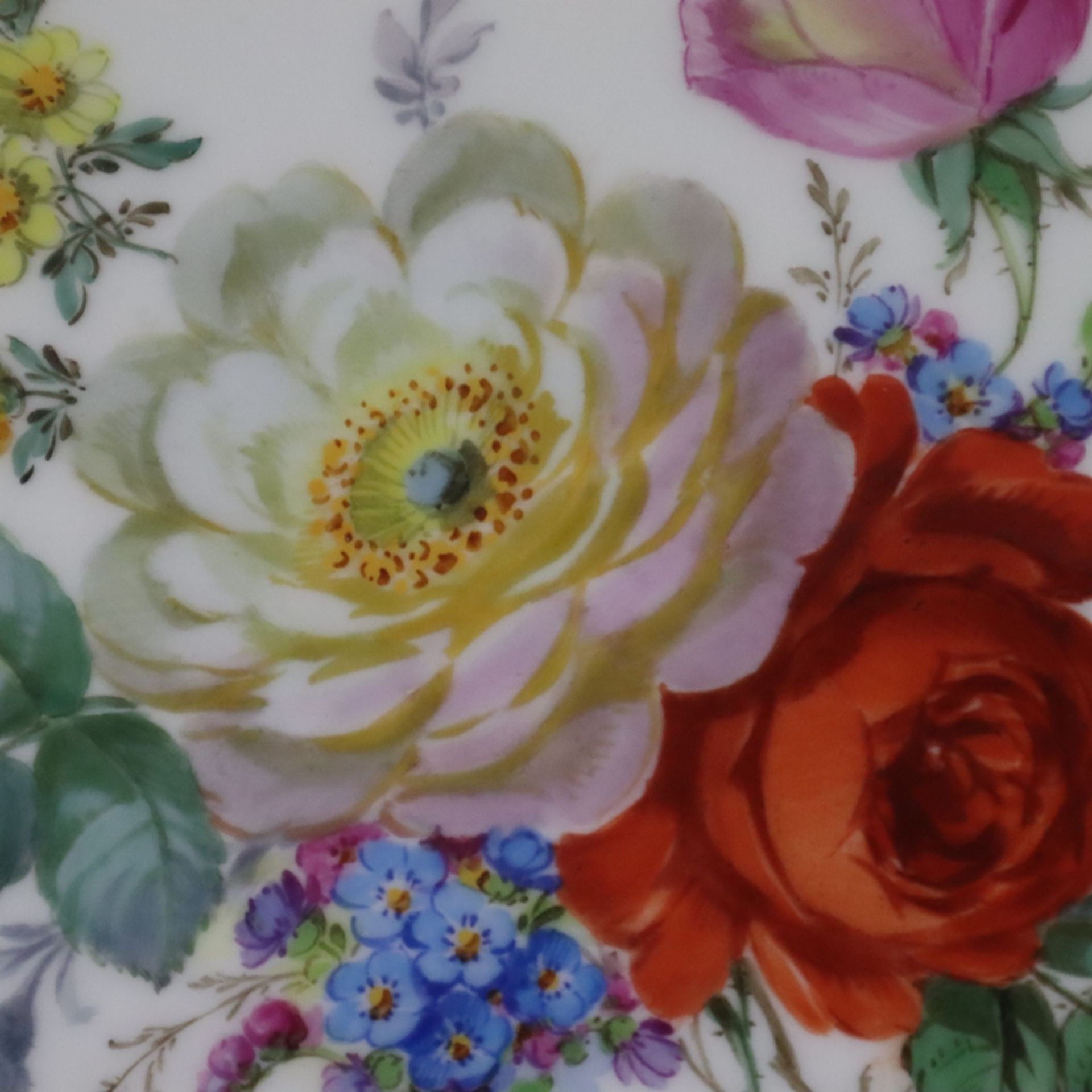Prunkschale - Meissen, 20. Jh., Porzellan, polychrome Blumenmalerei, vertiefte Form mit geschwungen - Bild 3 aus 8