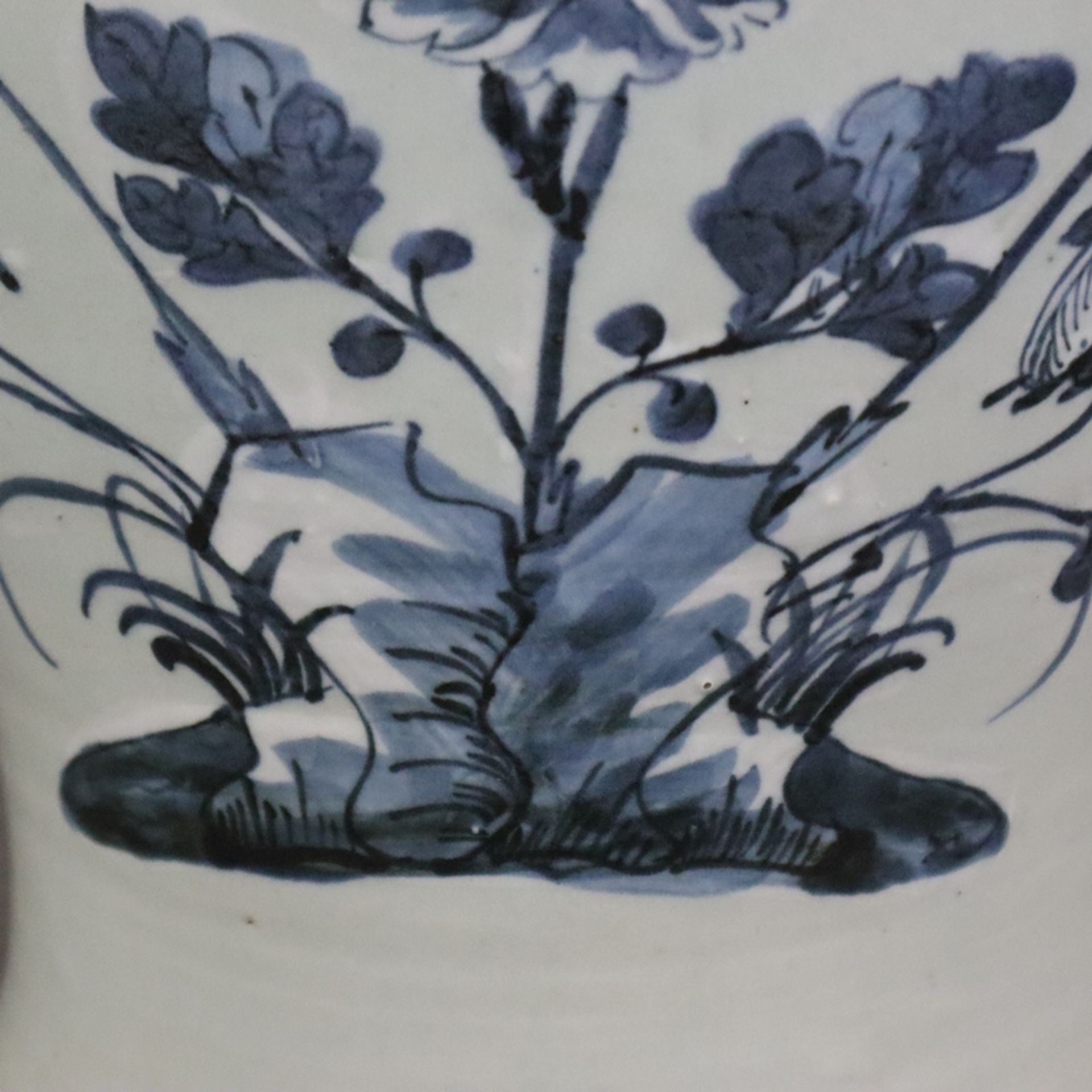 Schultervase mit Deckel - China um 1900, Porzellan, sehr helle Seladonglasur, schauseitig Floralmot - Bild 8 aus 11