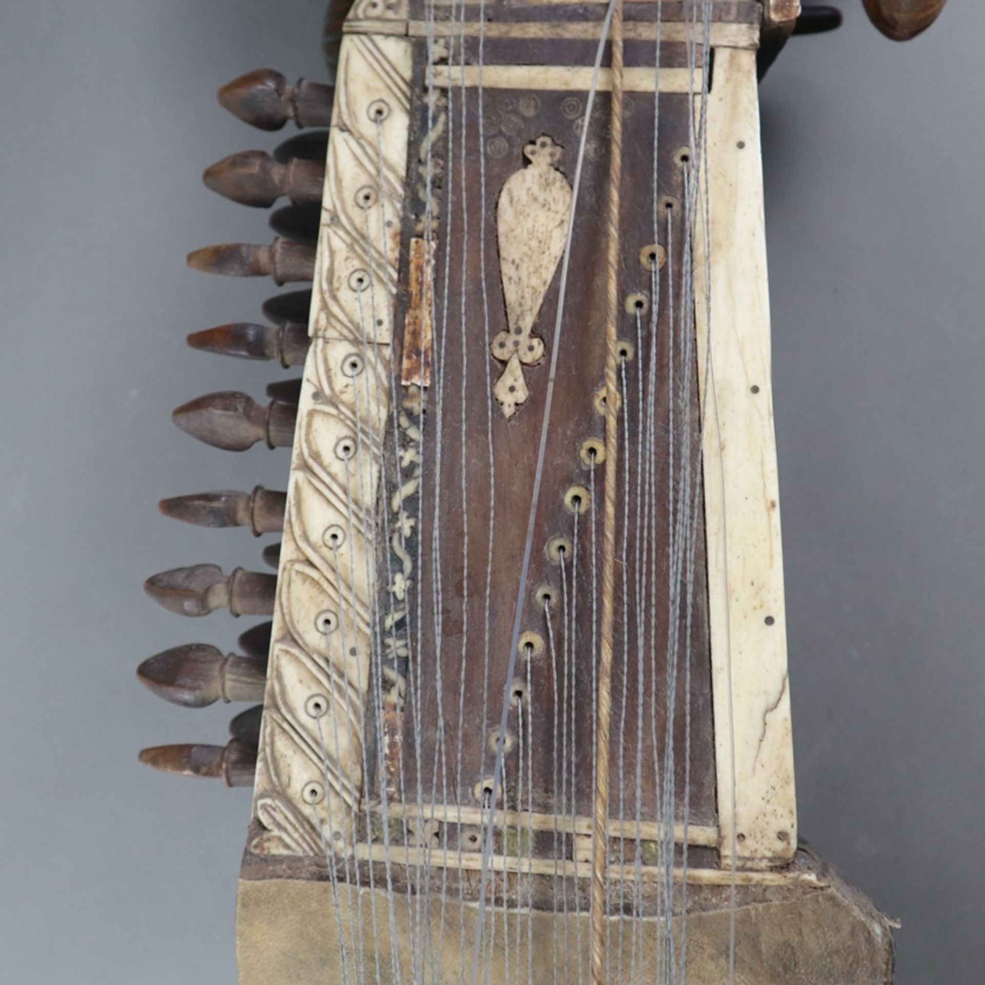 Saiteninstrument Sarangi - Indien/Pakistan/Afghanistan, Holzkorpus mit Beinelementen, asymmetrisch - Image 5 of 11