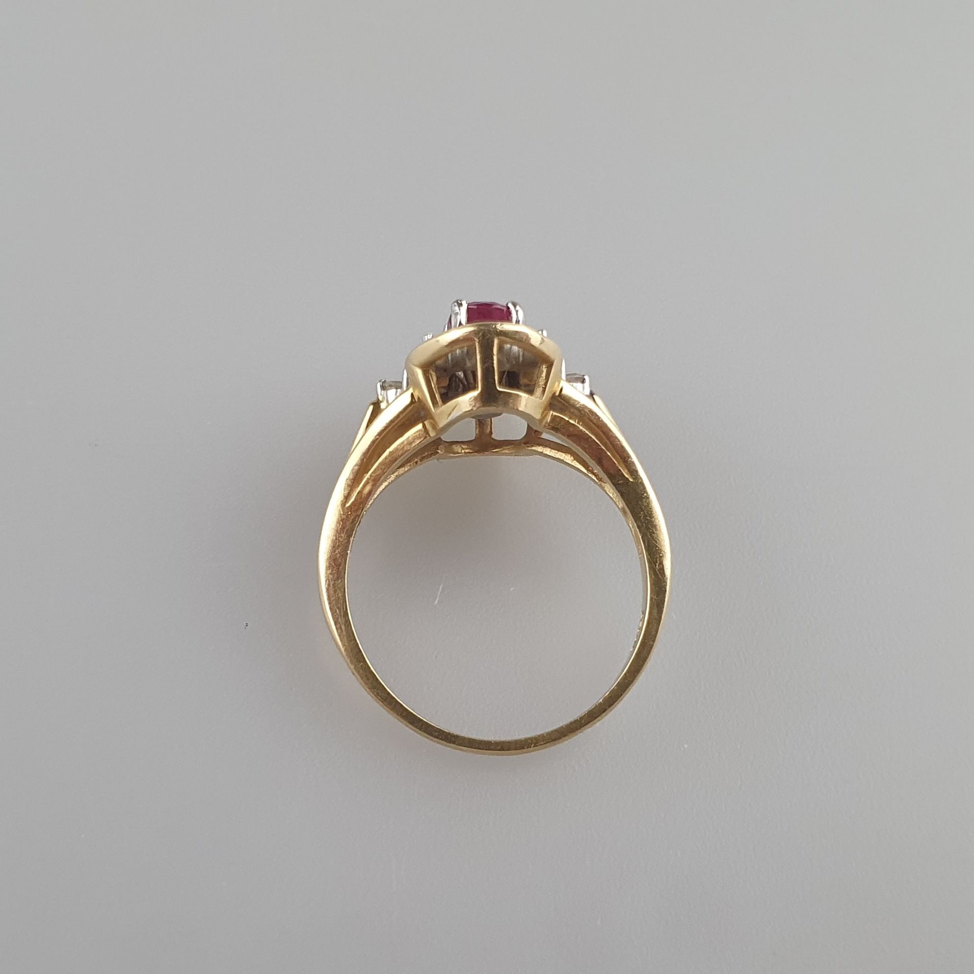 Diamant-Rubin-Ring - Gelbgold 585/000, gestempelt 14K, durchbrochener floraler Ringkopf von ca. 15 - Image 5 of 6