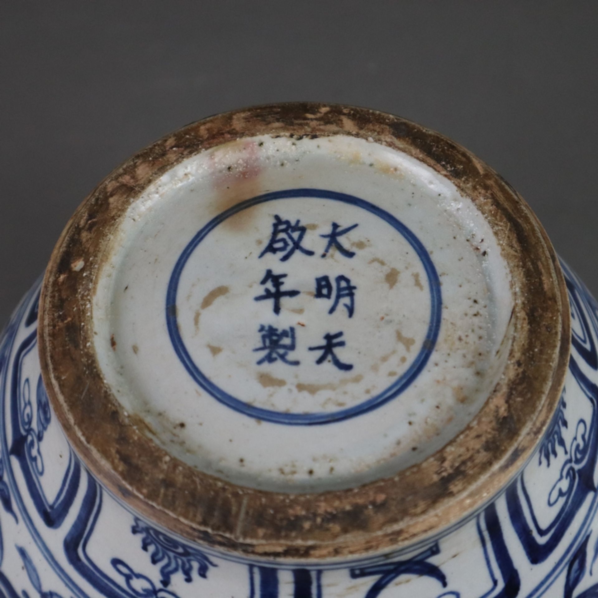 Blau-weiße Vase - Porzellan, runde gebauchte Wandung mit vollrunden Chilong-Appliken auf der abgesc - Bild 9 aus 9
