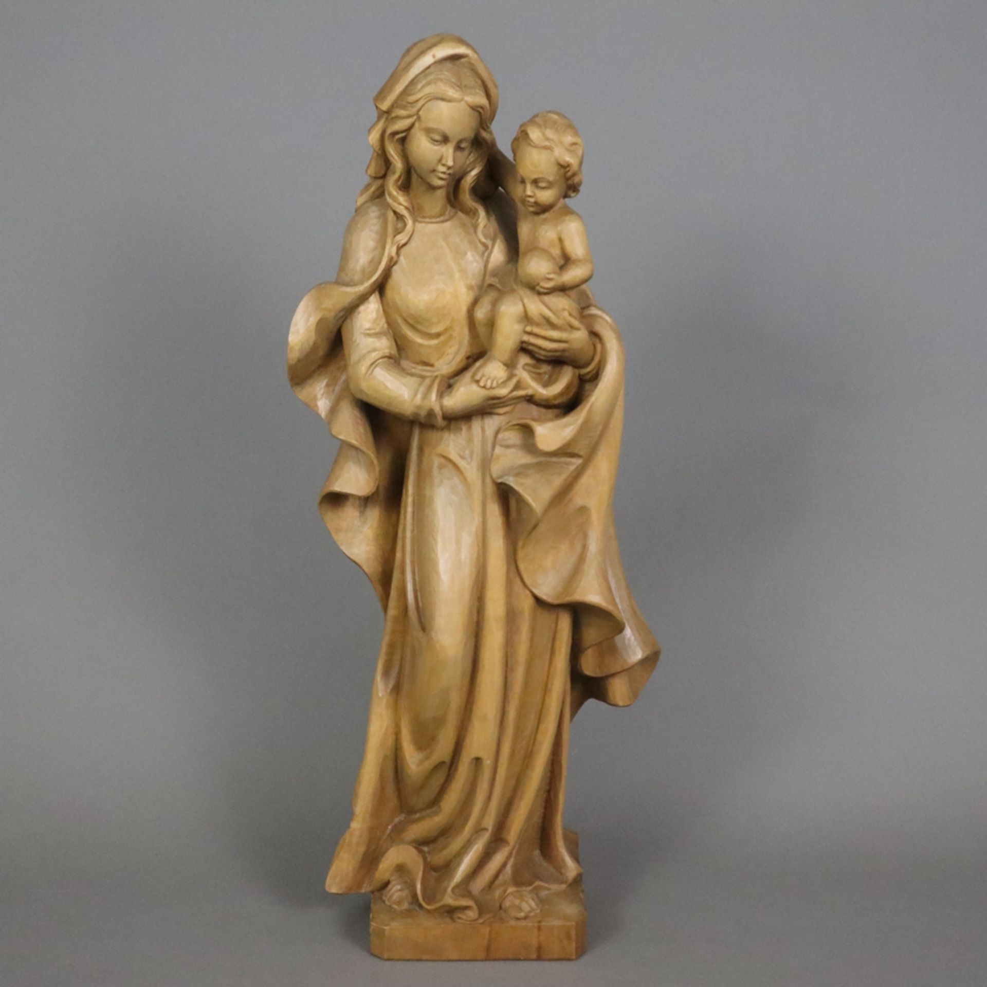 Holzfigur Madonna mit Kind - 20. Jahrhundert, Lindenholz, vollrund geschnitzt, Darstellung von Mari