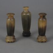 Drei Miniaturvasen mit Stand - China, ausgehende Qing-Dynastie, transluzentes Horn, überaus fein ge