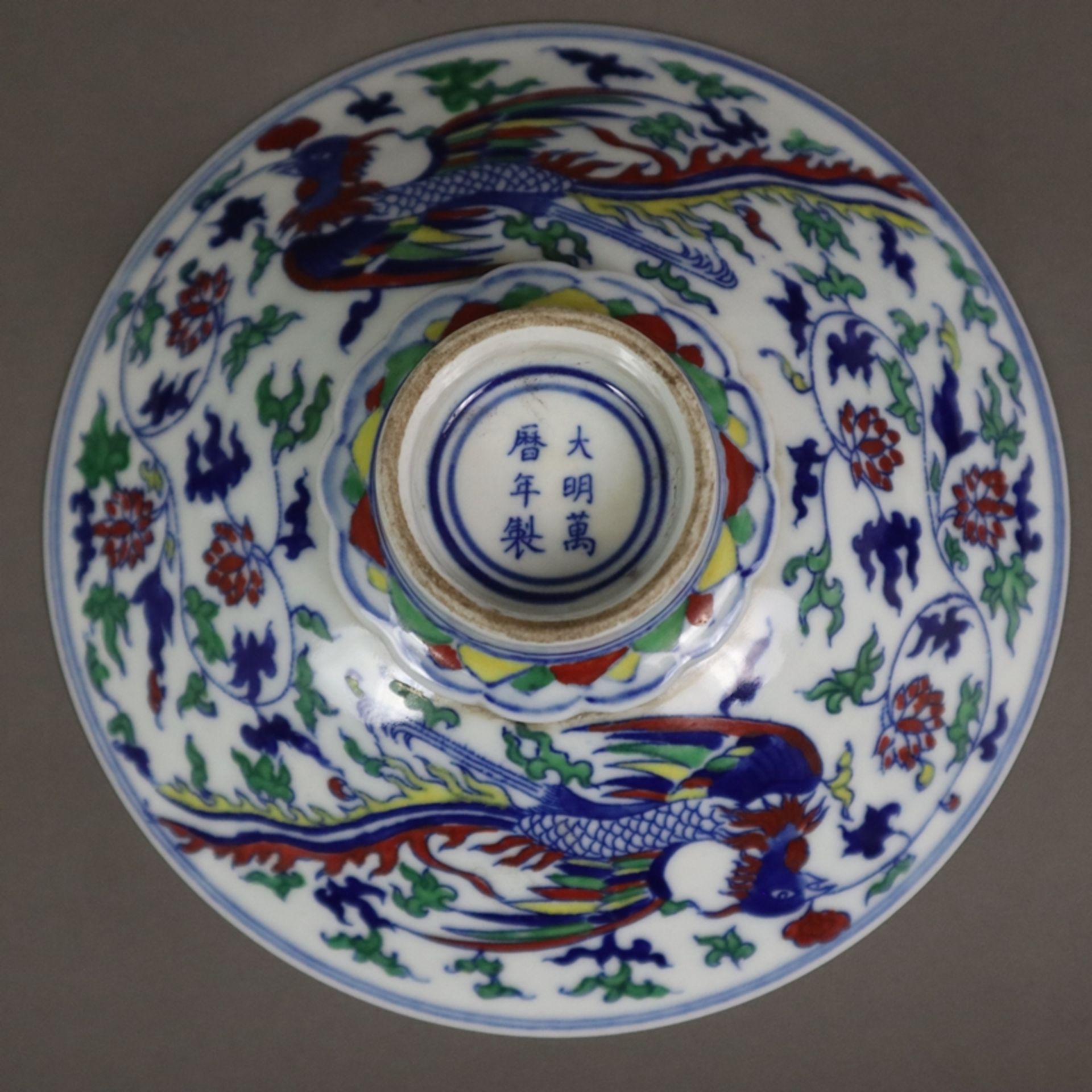 Fußschale & kleiner Teller - China, Doucai-Schale mit Kranichen, Lingzhi-Wolken, Phönixen und Blüte - Bild 9 aus 12
