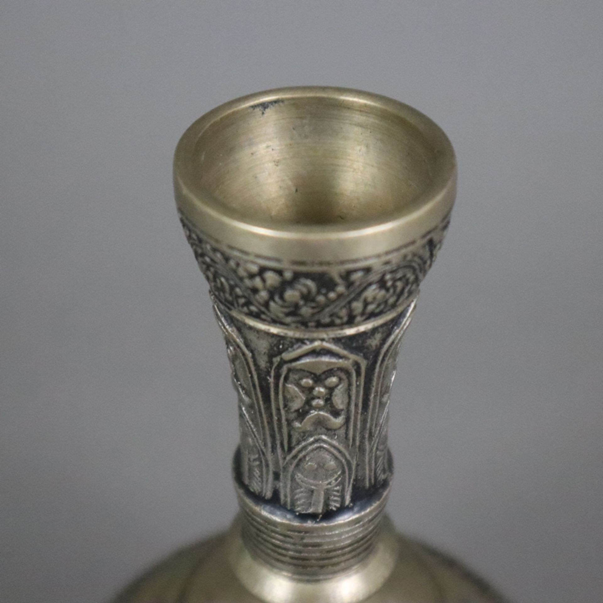 Metallvase - Weißmetall, über rundem ausgestelltem Fuß gedrückt kugeliger Korpus mit Trompetenhals, - Bild 2 aus 9
