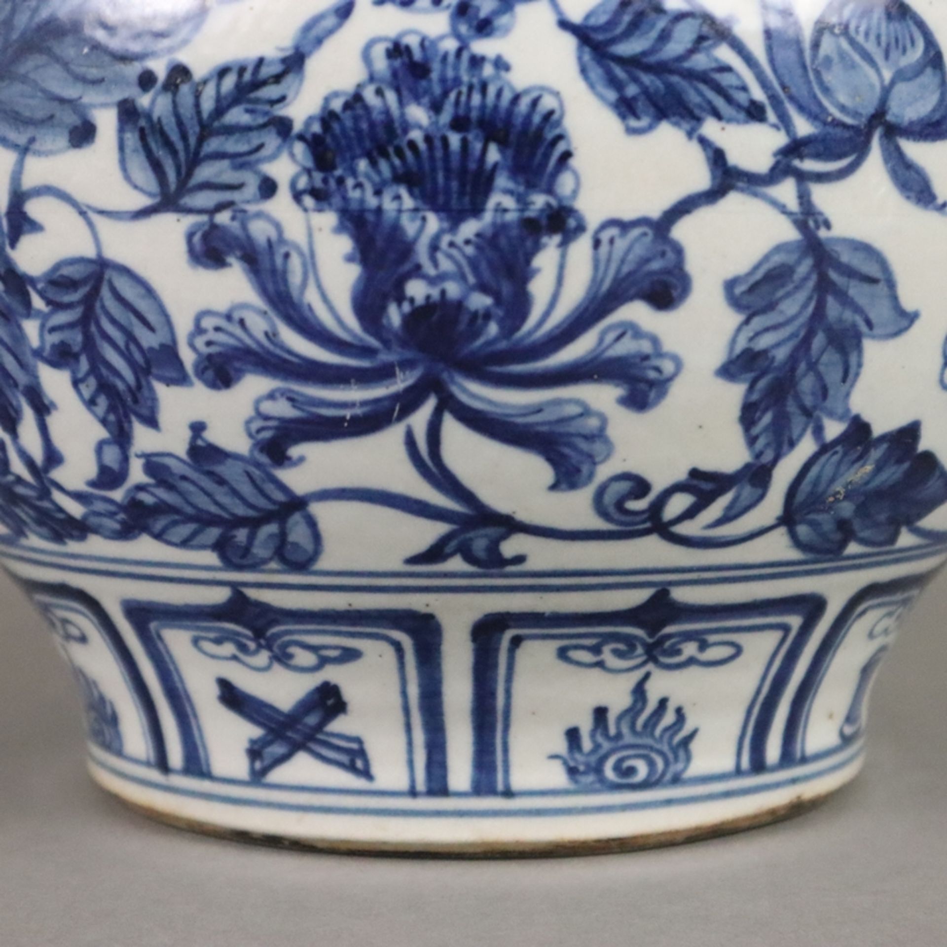 Blau-weiße Vase - Porzellan, runde gebauchte Wandung mit vollrunden Chilong-Appliken auf der abgesc - Bild 8 aus 9