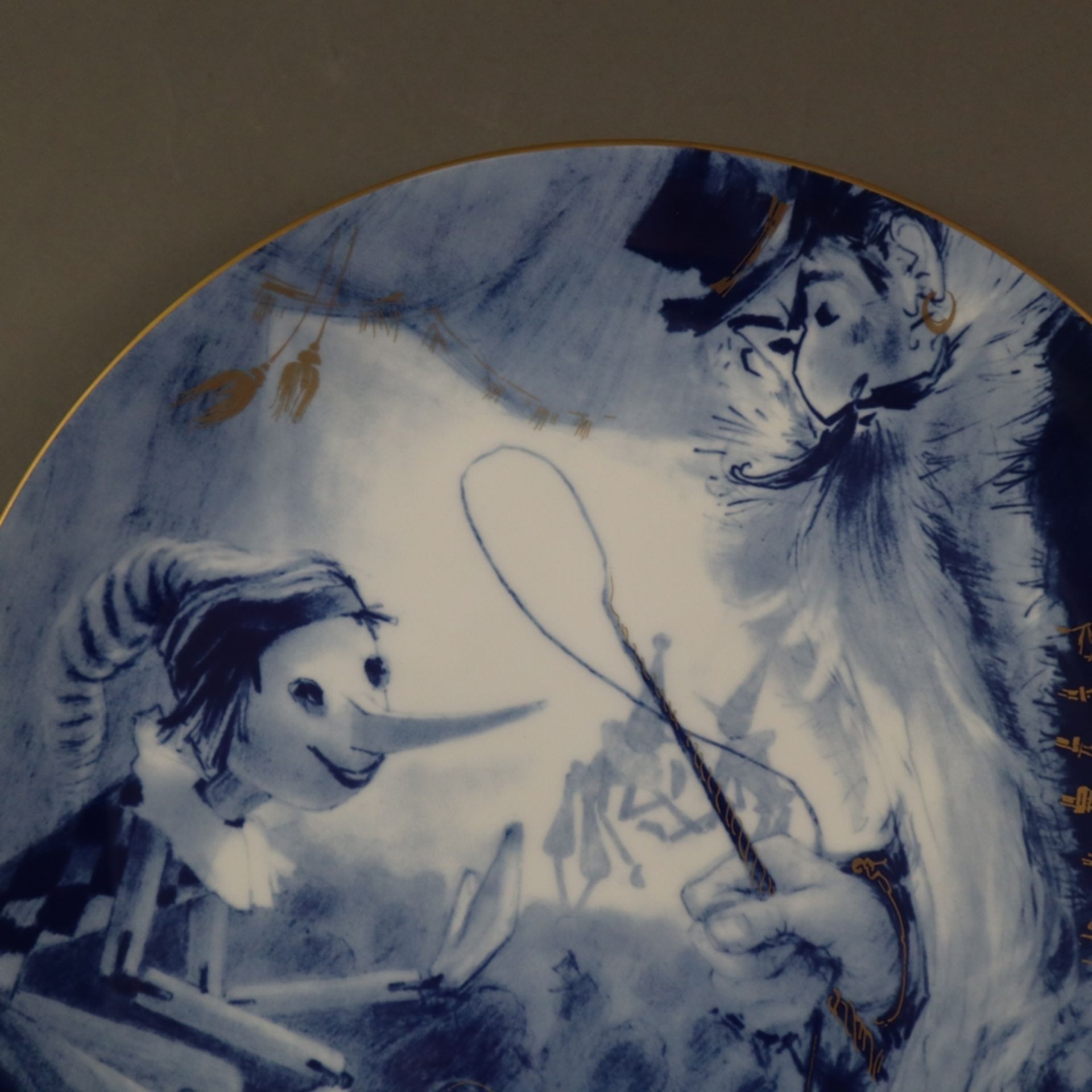 Drei Jahresteller mit Märchenmotiven - Meissen, 20. Jh., Dekor in blauem Aquatintadruck, Goldstaffa - Bild 5 aus 7