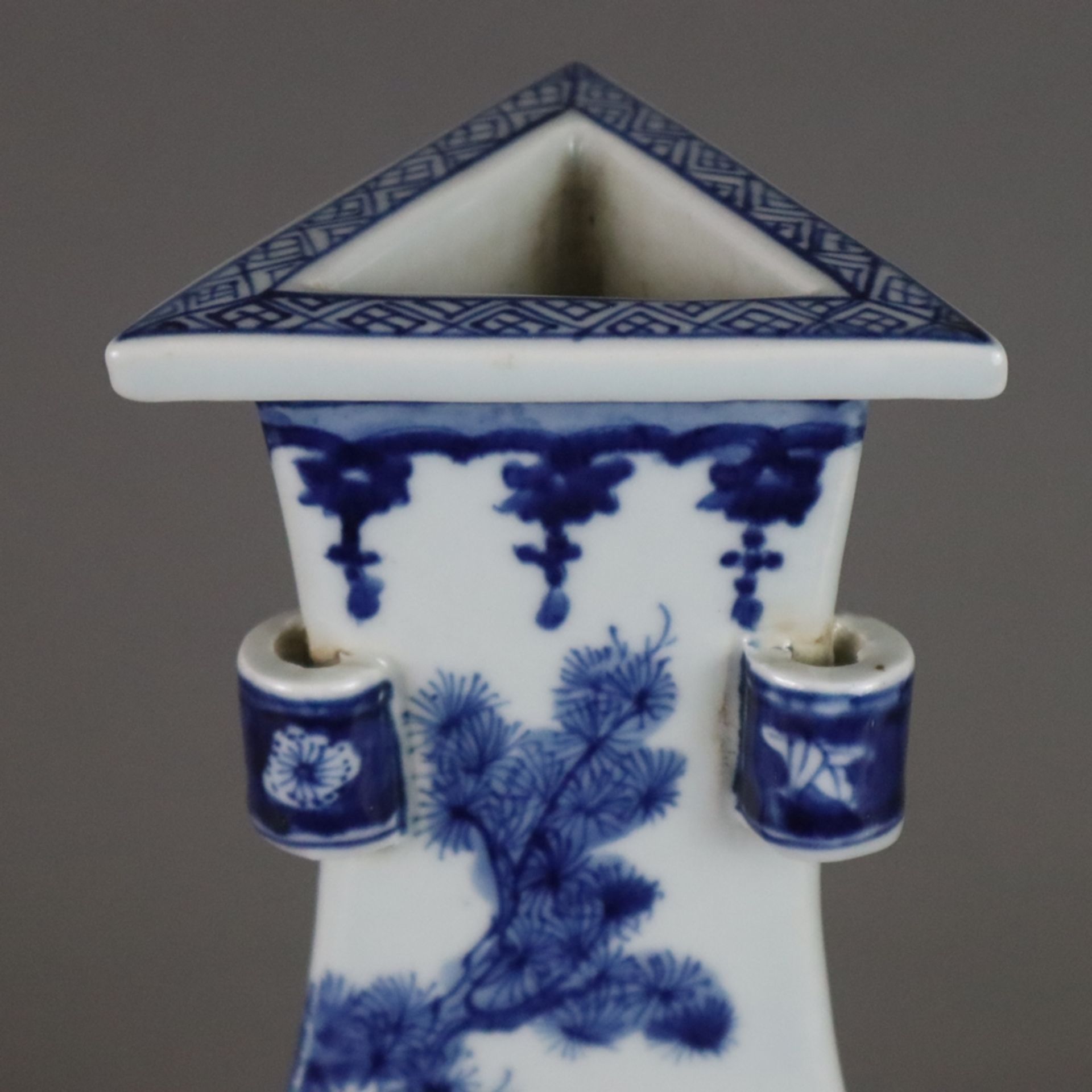 Dreieck-Vase - China, allseits dekoriert in Unterglasurblau, Wandung mit von Ornamentborten gerahmt - Bild 2 aus 9