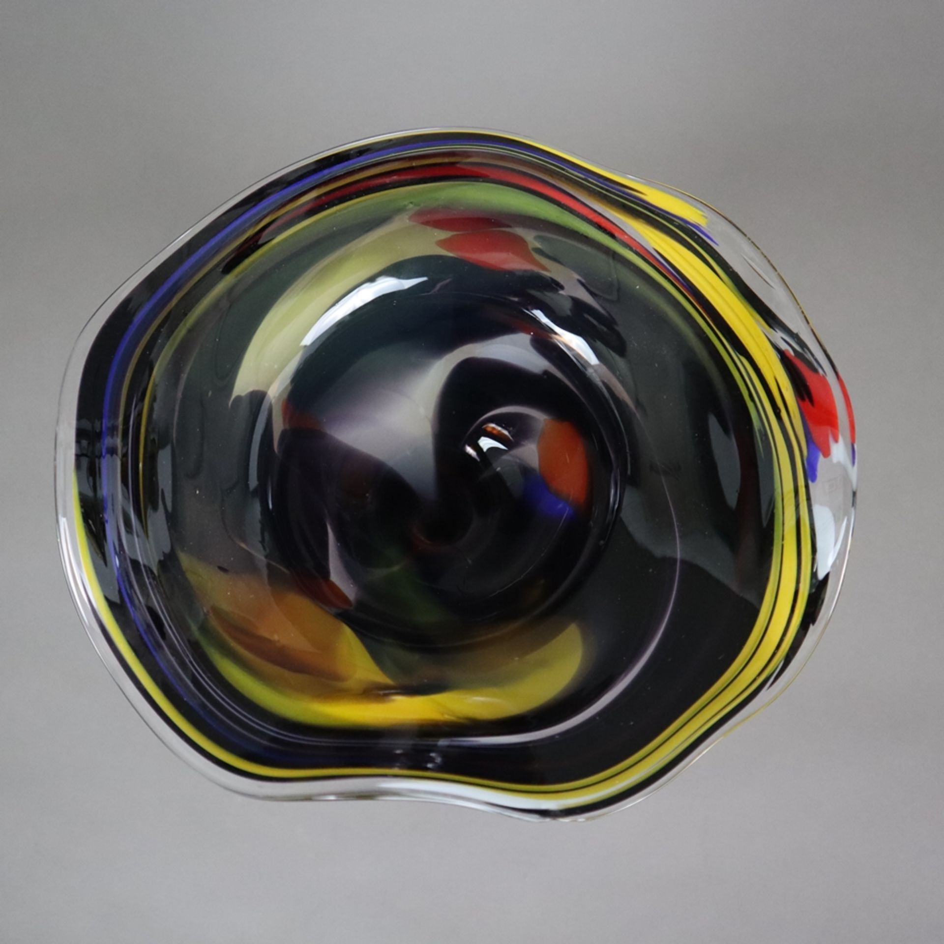 Fußvase - 20. Jh., farbloses Glas mit Farbeinschmelzungen, auf gewölbtem Rundfuß schlanker konische - Bild 8 aus 9