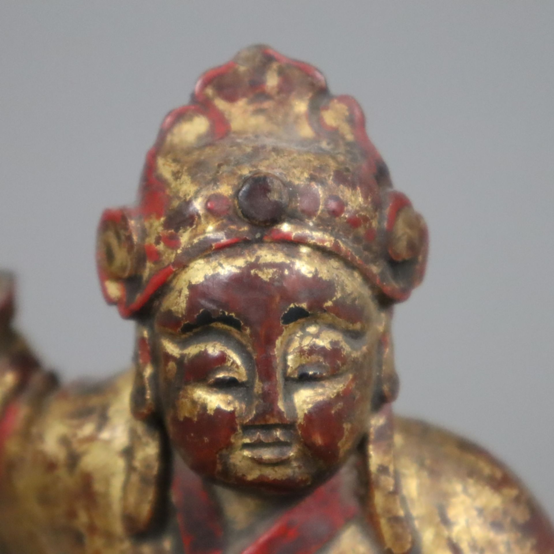 Figurine eines Wächters - China, ausgehende Qing-Dynastie, um 1900, Holzfigur vollrund geschnitzt m - Bild 3 aus 5