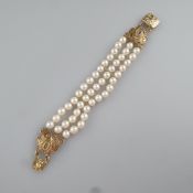 Perlenarmband- 3-strängig, aus 45 Zuchtperlen von 6,5mm-Dm. mit silbrigem Lüster, in Einzelknotung,