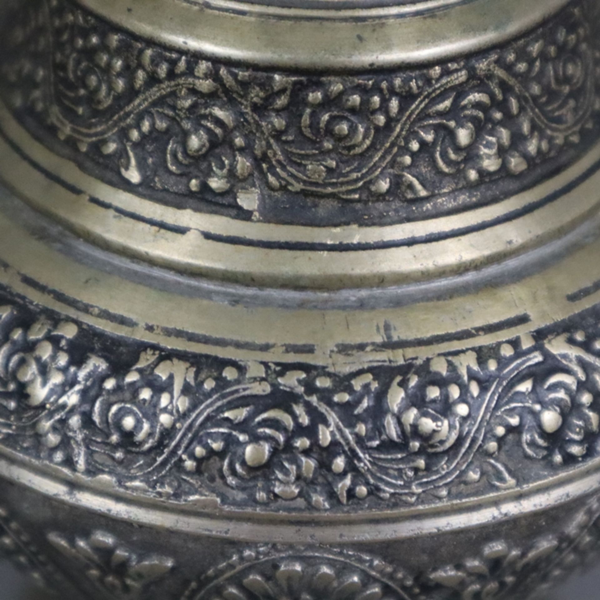 Metallvase - Weißmetall, über rundem ausgestelltem Fuß gedrückt kugeliger Korpus mit Trompetenhals, - Image 6 of 9