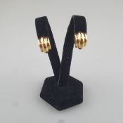 Ein Paar Vintage-Ohrclips/Halbcreolen - MONET / USA, nach 1955, goldfarbenes Metall, glanzpoliert, 