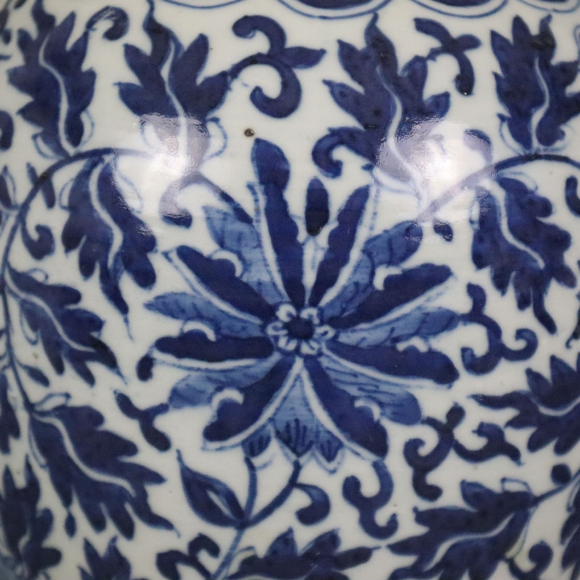 Blau-weiße Balustervase - China, späte Qing-Dynastie, Porzellan, umlaufend in Unterglasurblau bemal - Bild 4 aus 9