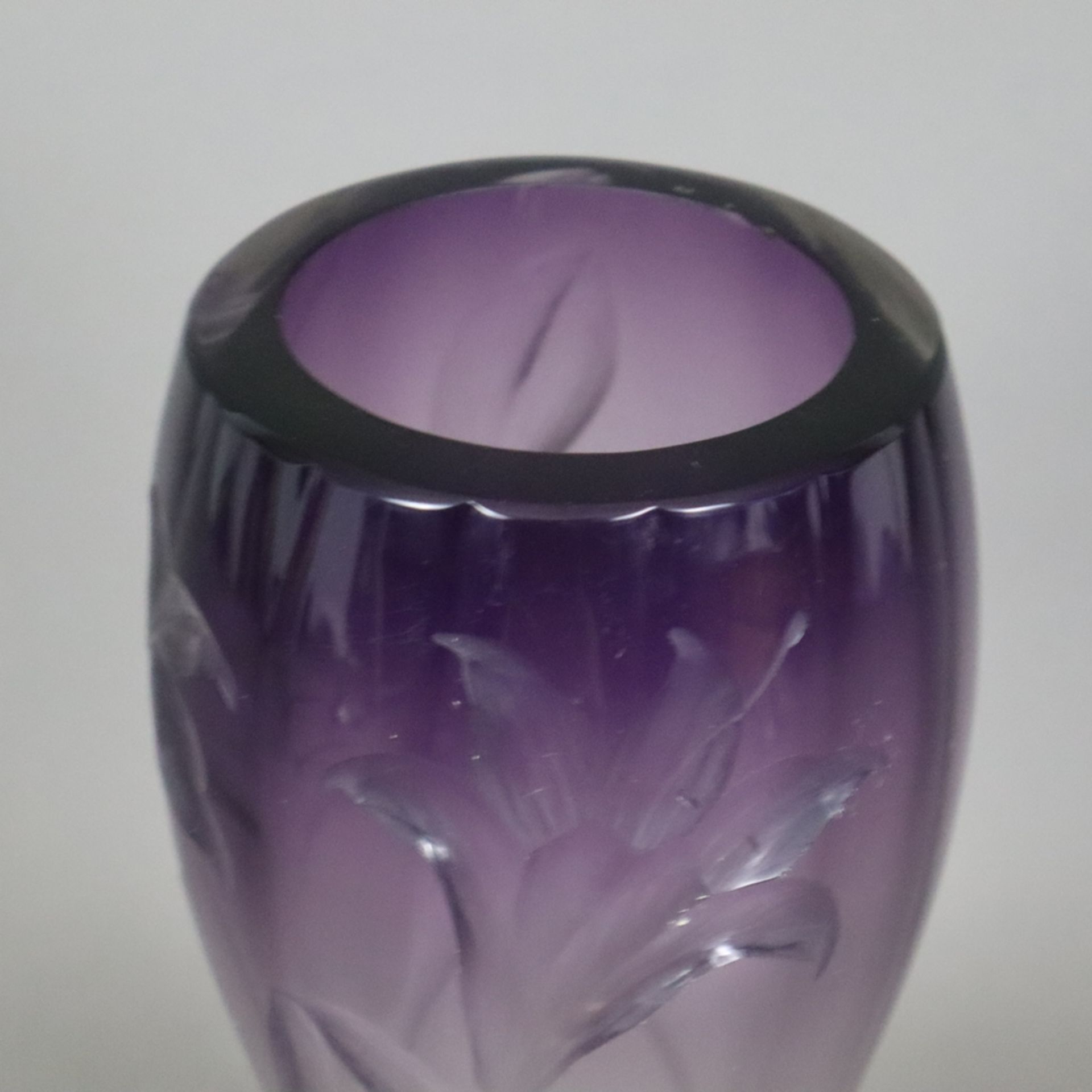 Jugendstil-Glasvase - wohl Ludwig Moser, Karlsbad, dickwandiges farbloses Glas mit violett verlaufe - Bild 2 aus 8