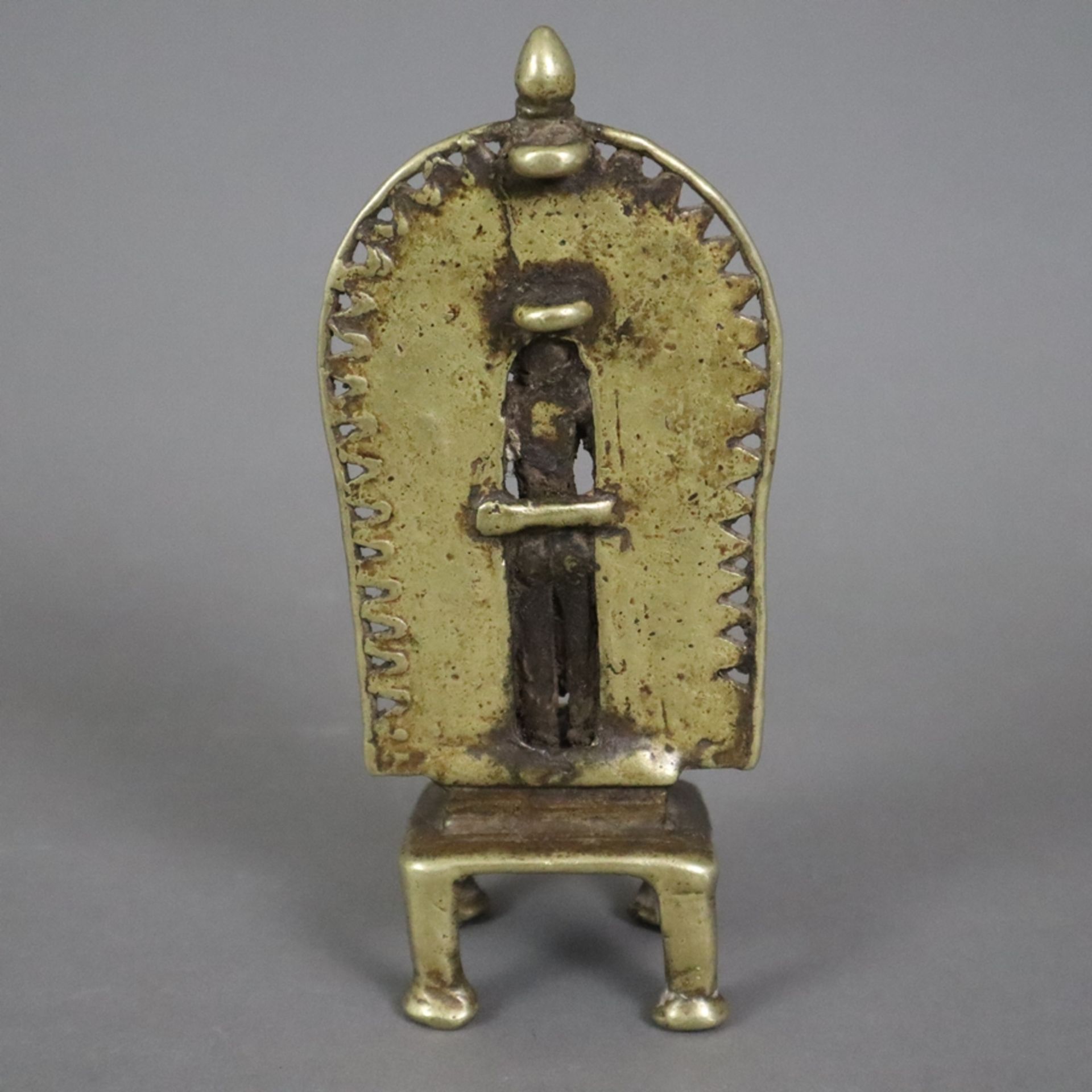 Kleiner Vishnu-Altar - Indien, Bronzelegierung, Darstellung von Vishnu vor Baldachin auf gestuftem  - Bild 6 aus 6
