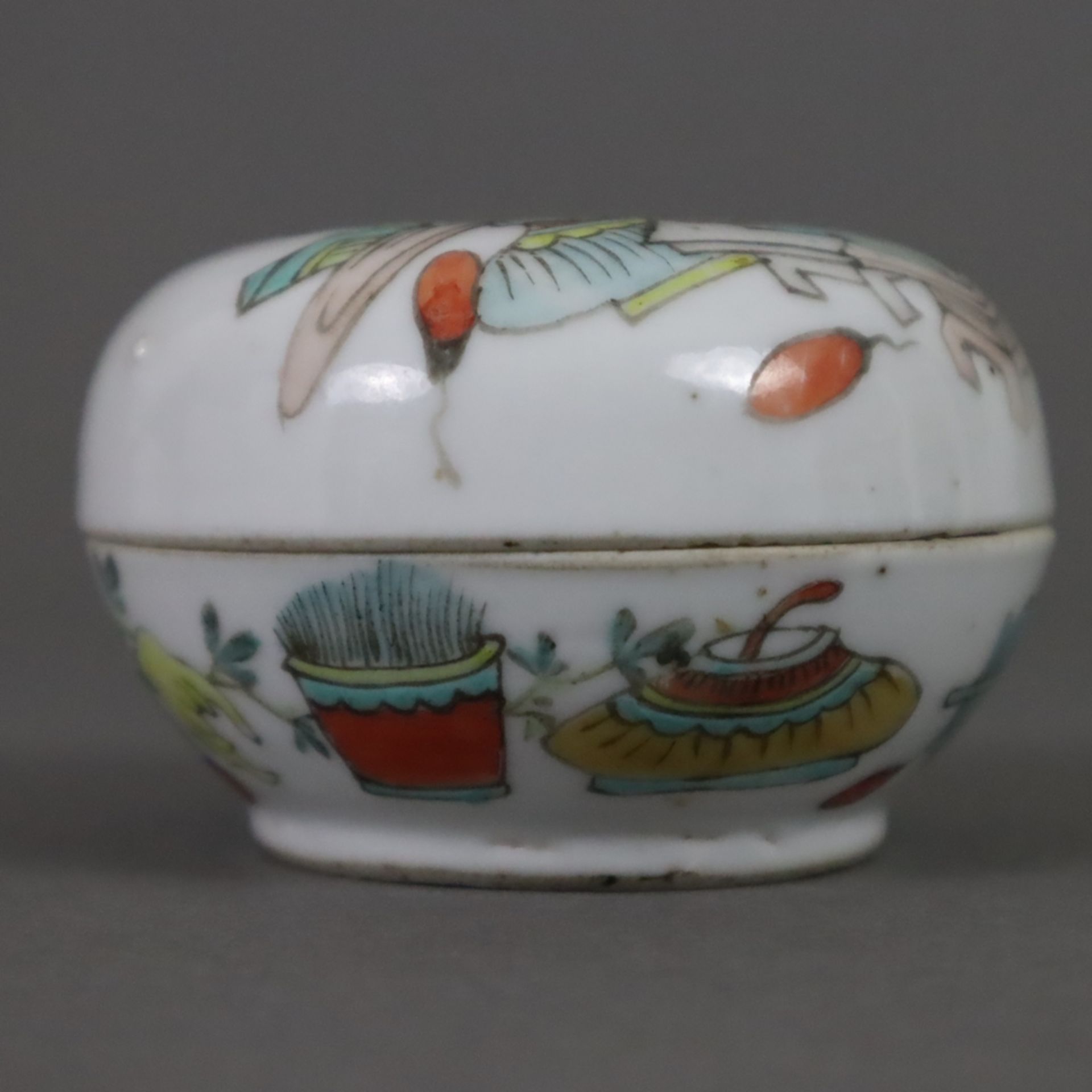 Kleine Deckeldose - China, 1.Hälfte 20.Jh., Porzellan, runde Deckeldose für Siegelpaste, Dekor mit  - Bild 5 aus 8