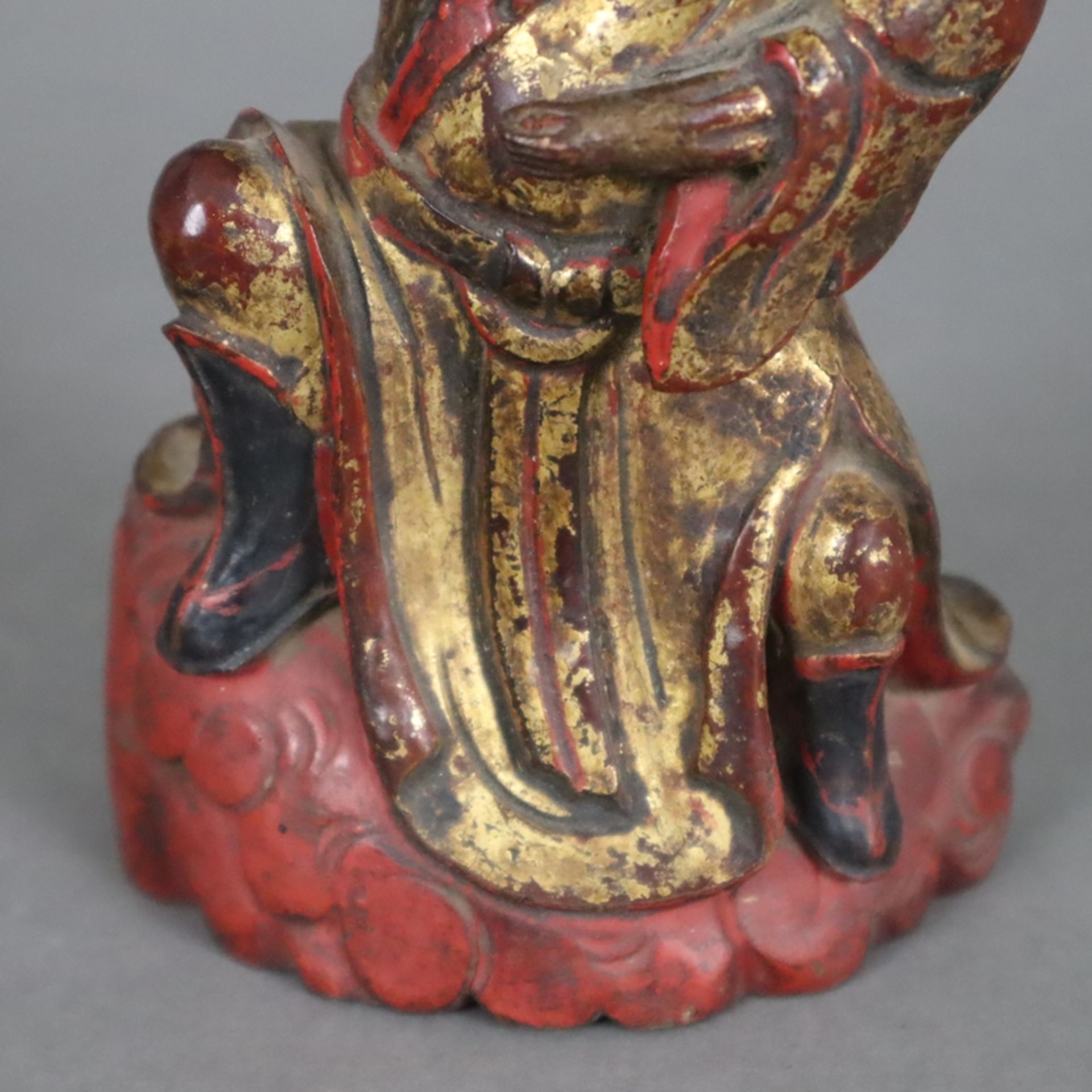 Figurine eines Wächters - China, ausgehende Qing-Dynastie, um 1900, Holzfigur vollrund geschnitzt m - Bild 4 aus 5