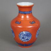 Vase - China 20.Jh., oranger Fond mit Mäander, Blattborten und Fledermausmotiven sowie runden Reser
