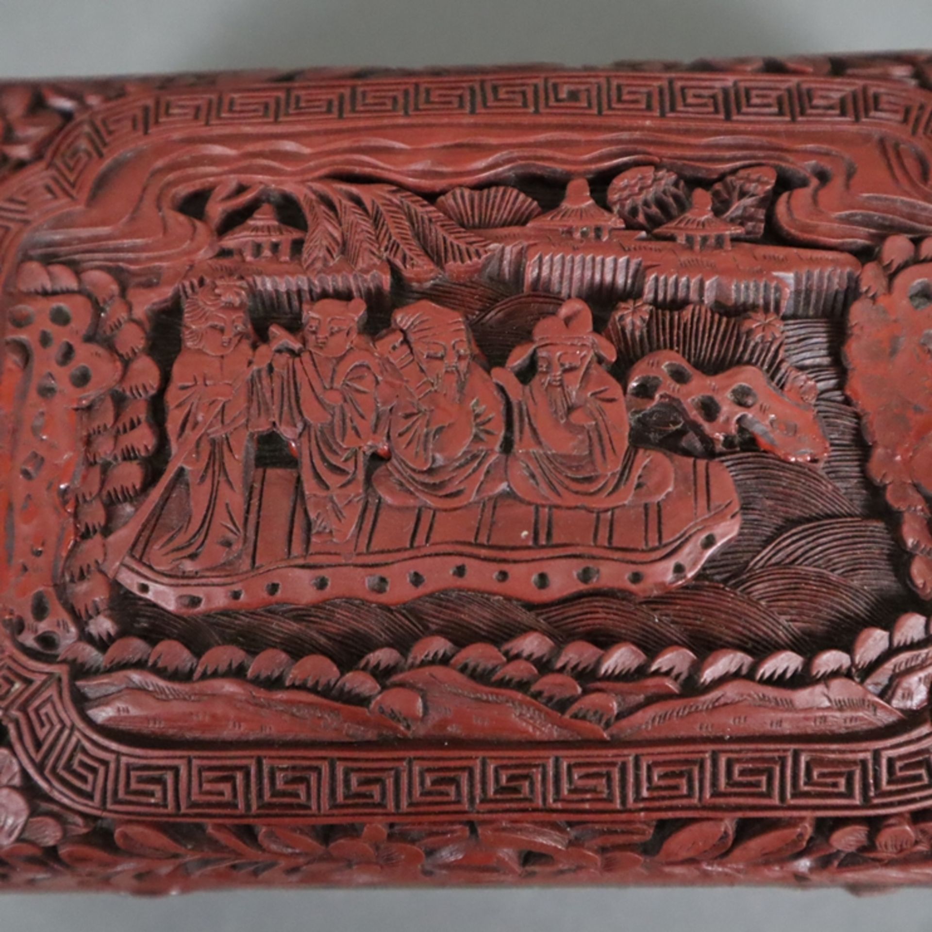 Schnitzlack-Deckeldose - China, Qing-Dynastie, Außenwandung mit rotem Schnitzlack, Unter- und Innen - Bild 2 aus 7