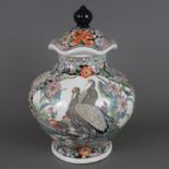 Deckelvase - Porzellan, China, konvex gewölbter Korpus mit eingeschnürter Mündung, aufgewölbter Hau