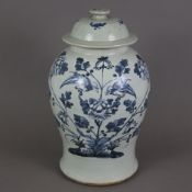 Schultervase mit Deckel - China um 1900, Porzellan, sehr helle Seladonglasur, schauseitig Floralmot