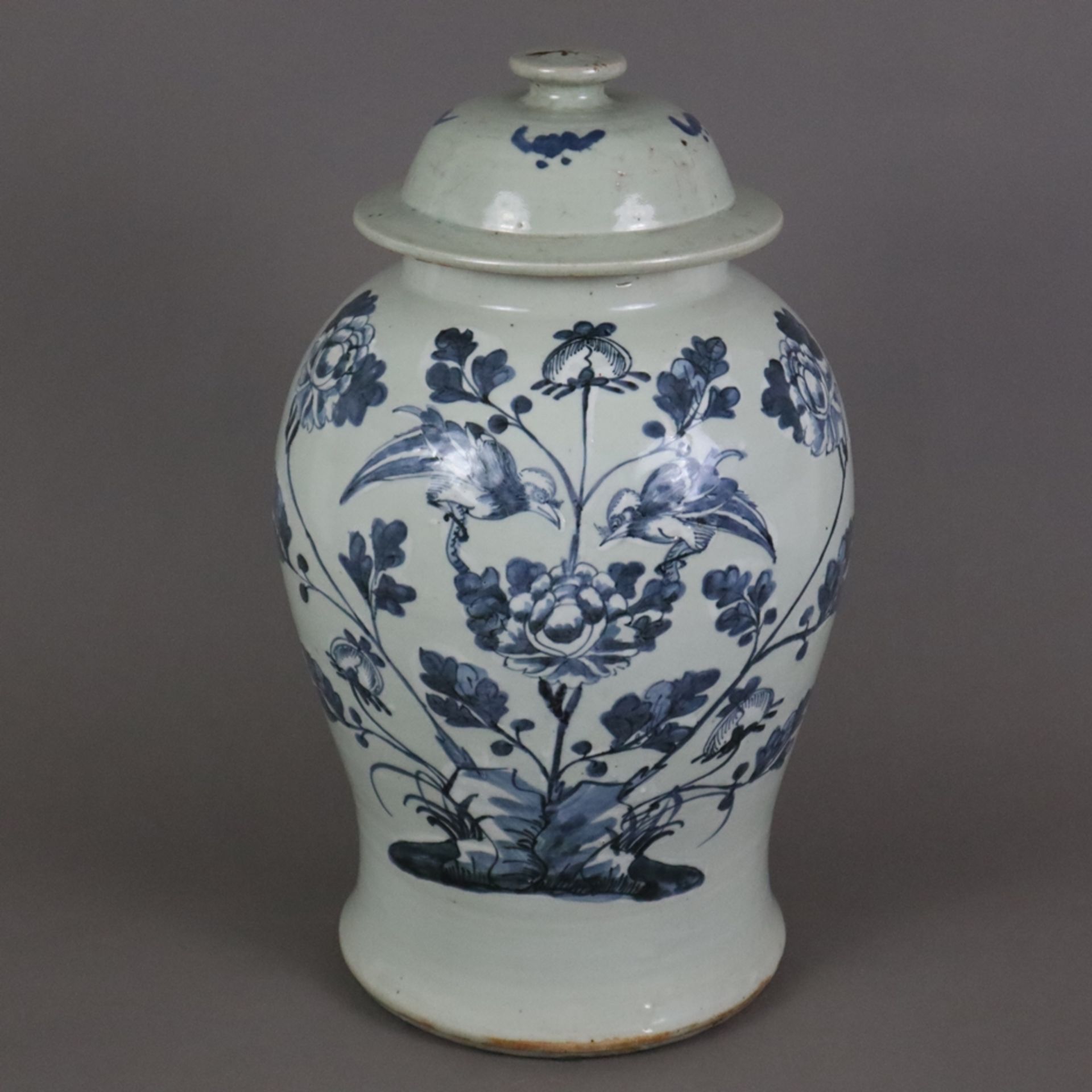 Schultervase mit Deckel - China um 1900, Porzellan, sehr helle Seladonglasur, schauseitig Floralmot