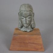 Steinkopf auf Holzsockel - Indien, frontseitig konzipierter Kopf einer niederen weiblichen Gottheit