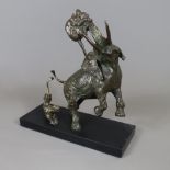 Elefant im Kampf mit zwei Löwen - Skulptur, Gelbguss, bronziert, schwarzer Steinsockel mit kleinen 