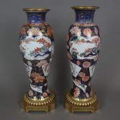 Ein Paar Imari-Balustervasen - Japan, spätere Edo-Zeit, Arita-Porzellan, Balustervasen mit schlanke