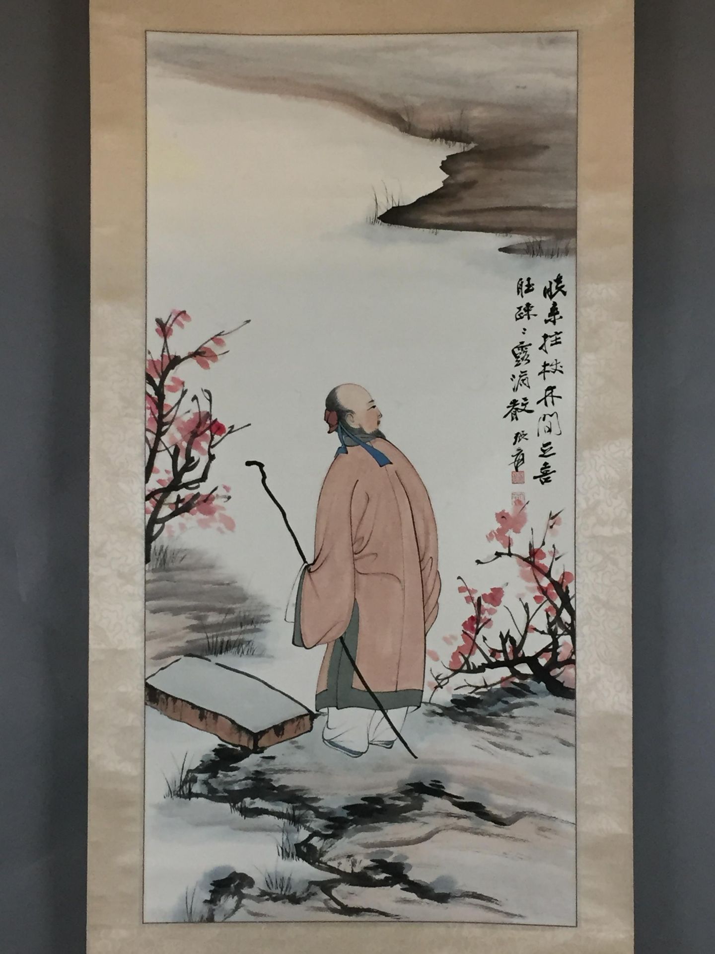 Chinesisches Rollbild - nach Zhang Daqian (1899-1983) - Gelehrter mit Wanderstab am Gewässer, Tusch
