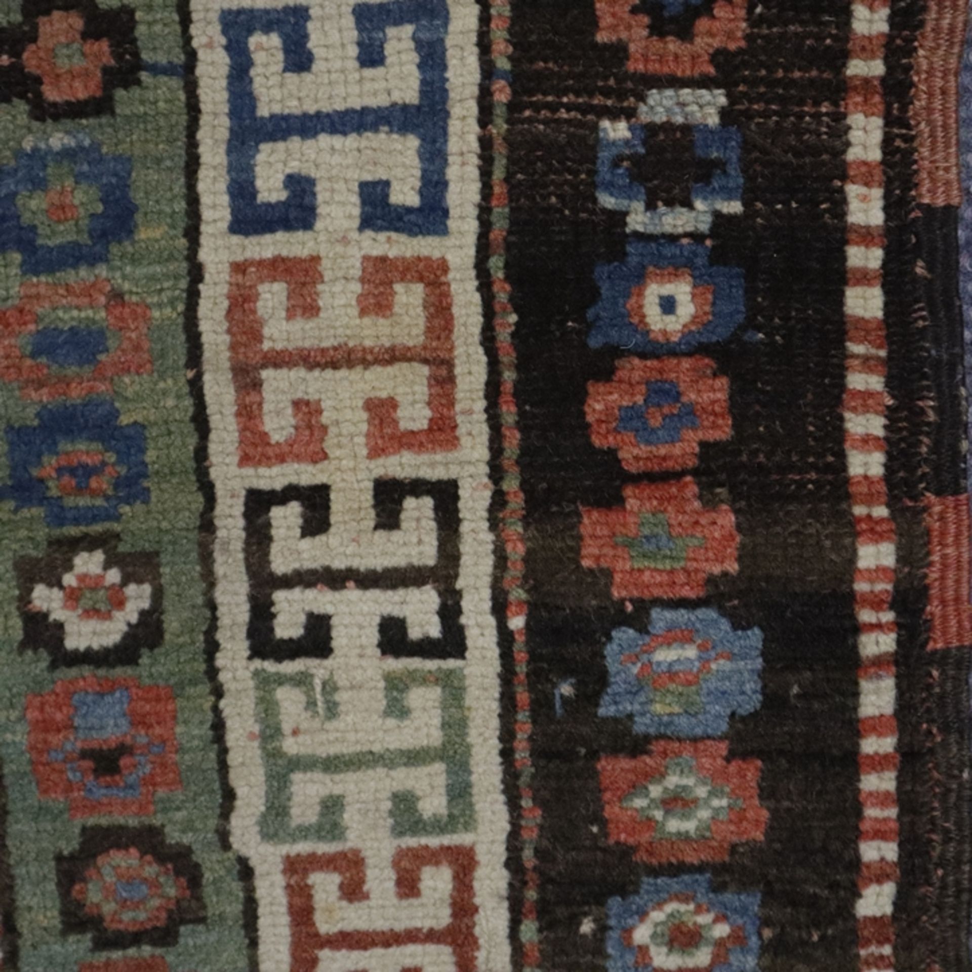 Orient-Brücke - Kasak, 20. Jh., Wolle, pflanzliche Farben, geometrisch gemustert, mehrfache Bordüre - Bild 4 aus 9