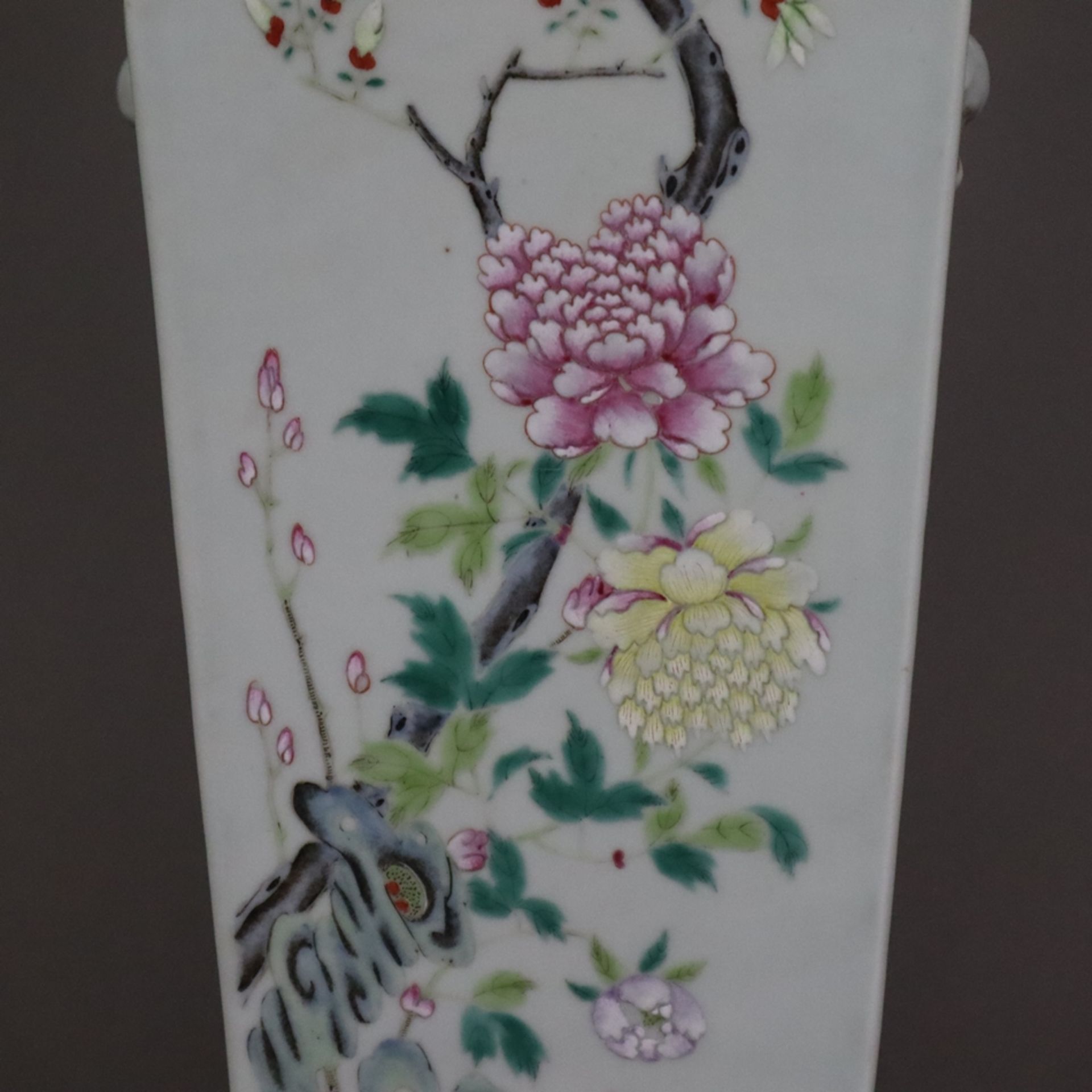 Famille rose-Vase - China, späte Qing-Dynastie, Vierkantkorpus mit reliefierten Löwenkopfhandhaben, - Bild 4 aus 12