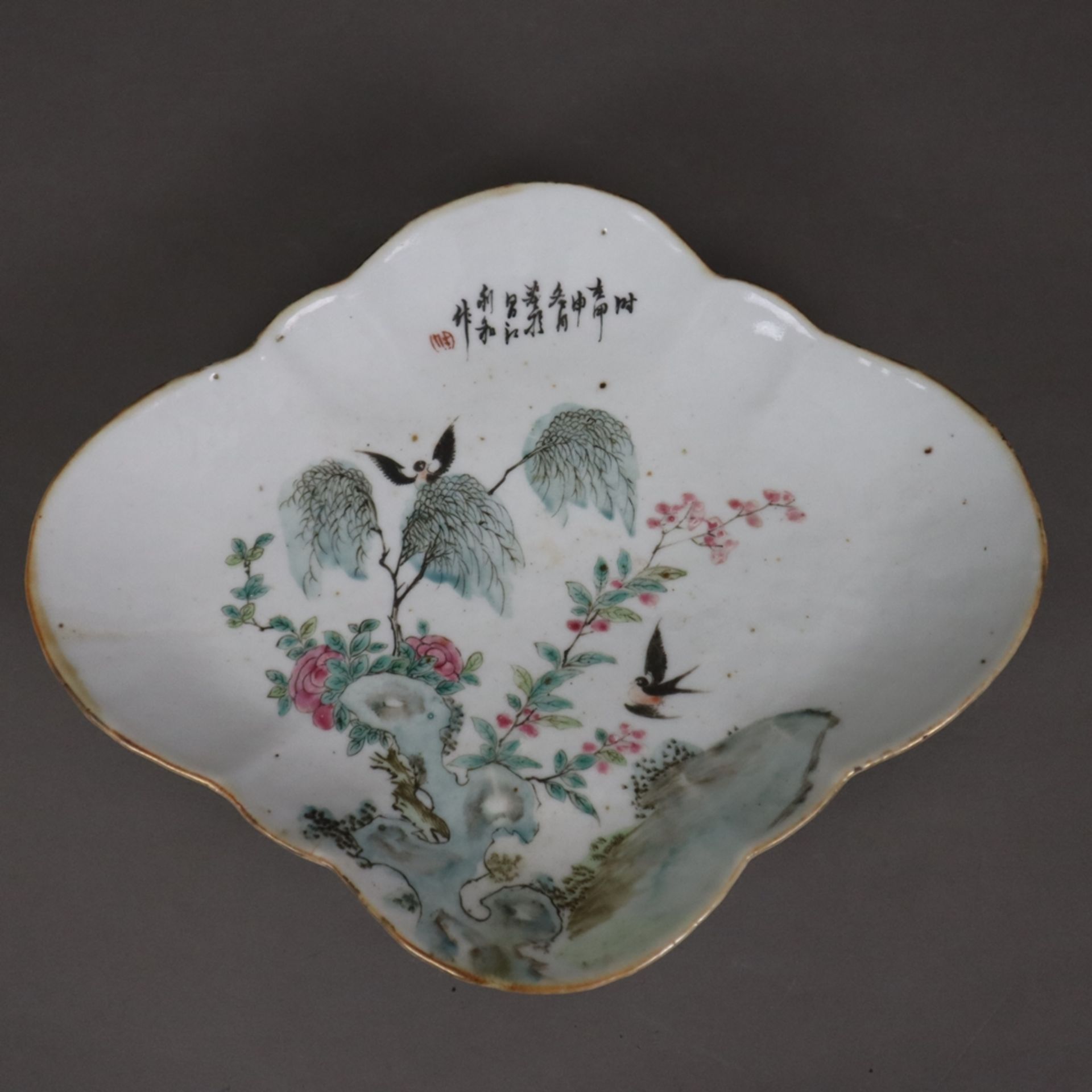 Fußschale - China, passig geschweifte Form über ovalem Fuß, Bemalung mit floralen Motiven sowie Vog - Bild 2 aus 9
