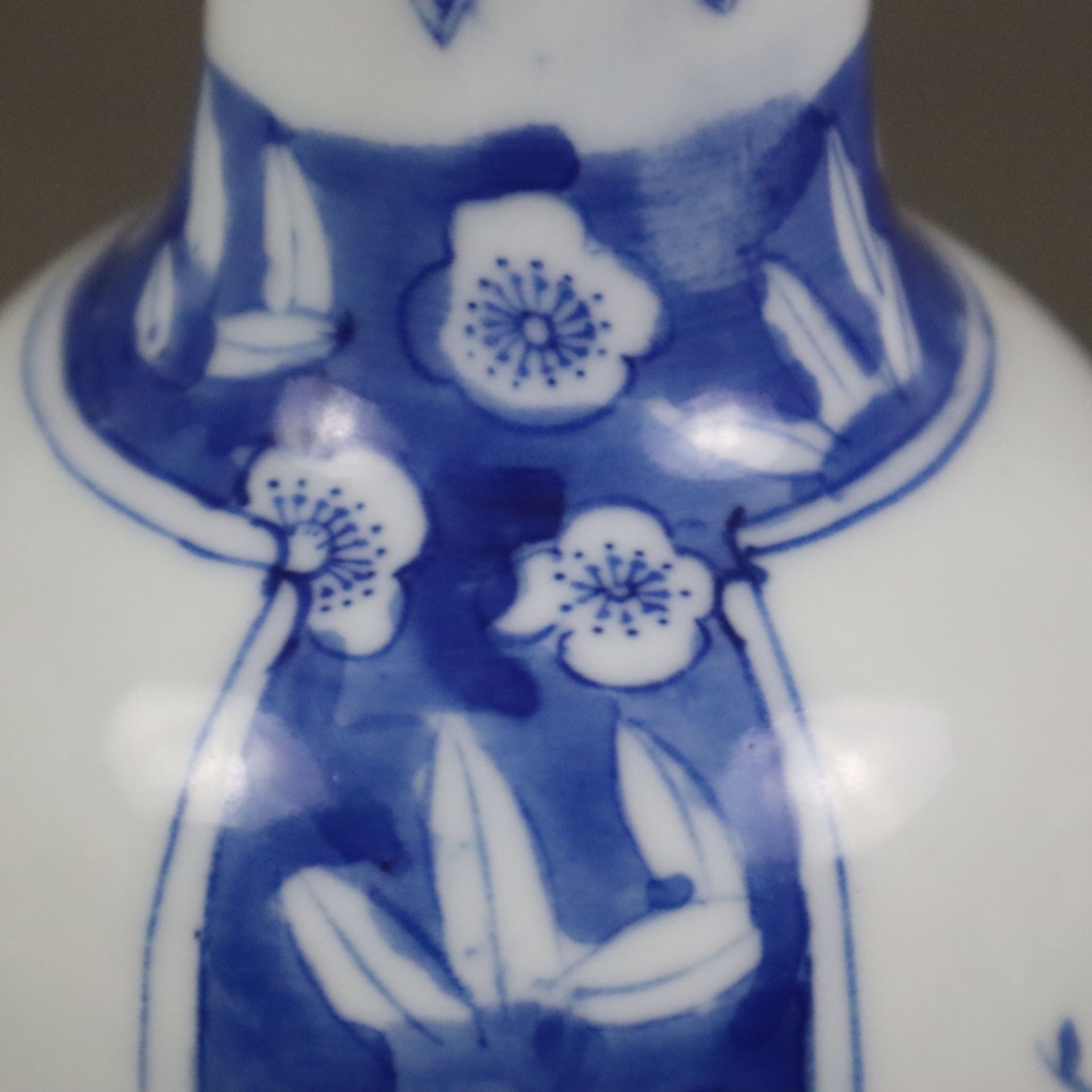 Blau-weiße Balustervase - China 20.Jh., dekoriert in Unterglasurblau mit Pflaumenblüten über gebors - Bild 7 aus 8