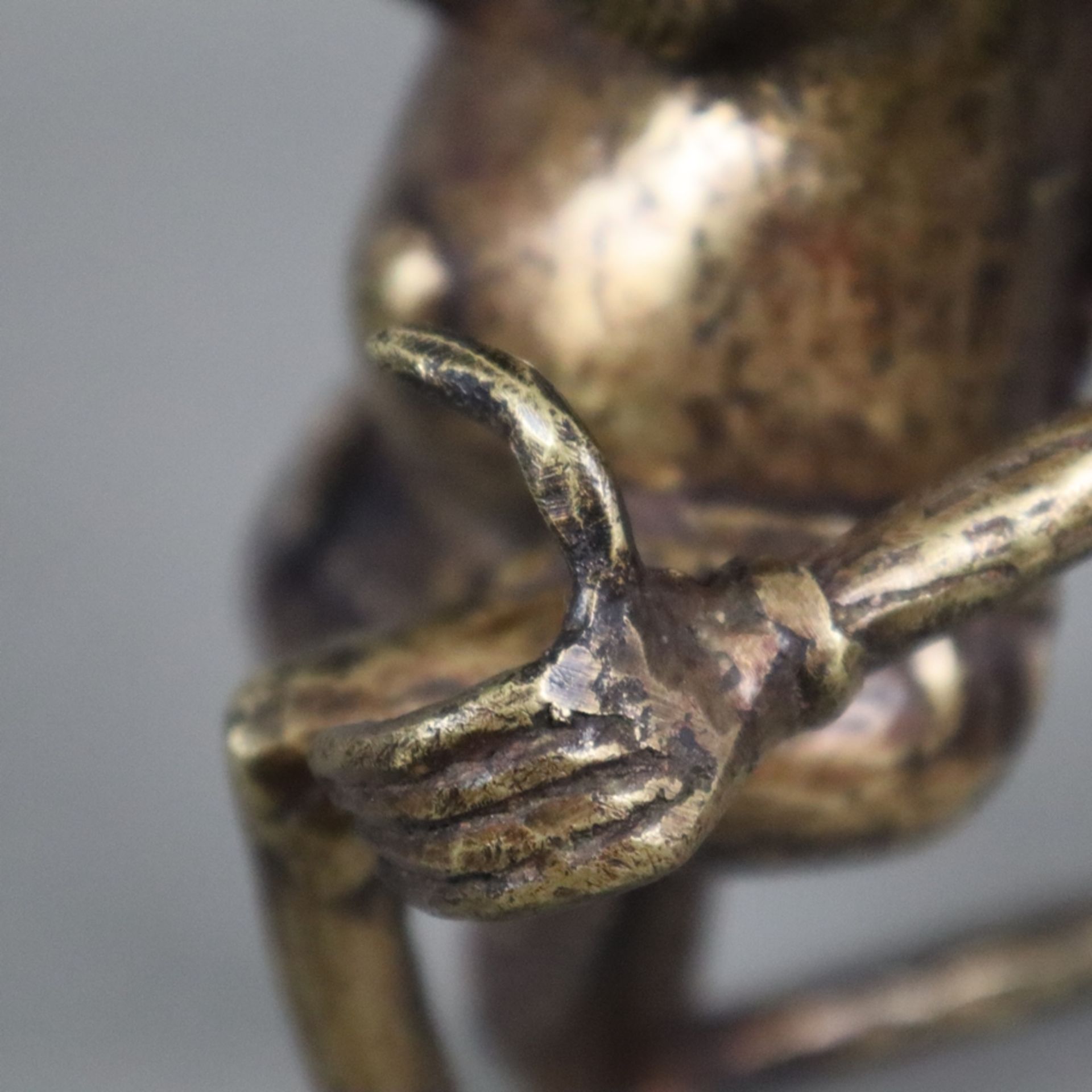 Ritual-Objekt- Afrika, 20. Jh., Bronze, zweiteilig, Pfeifenkörper in Form einer knienden Figur, rüc - Image 5 of 9