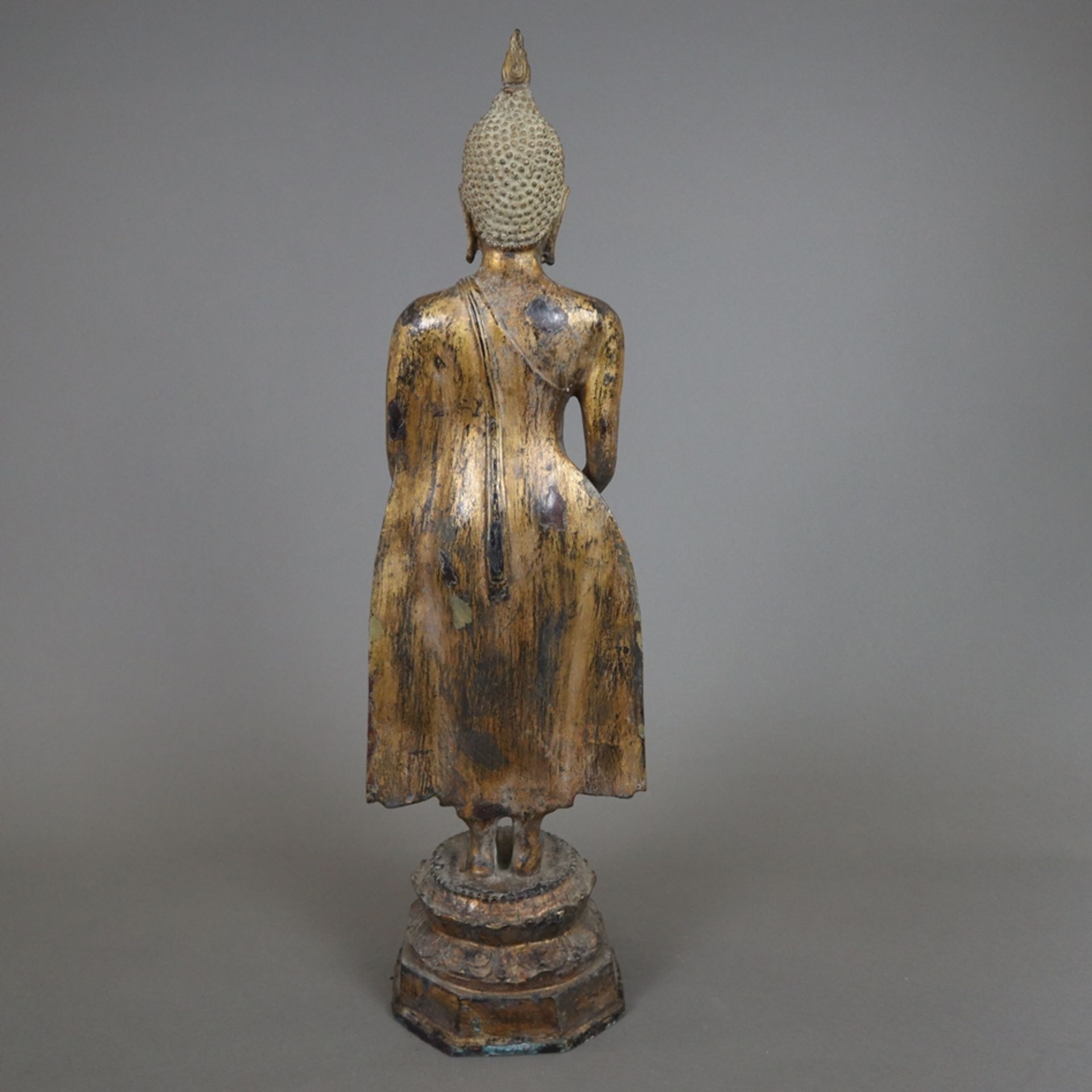 Stehende Buddhafigur - Thailand, Bronze mit Resten der Goldlackvergoldung, auf Lotossockel mit poly - Image 9 of 10