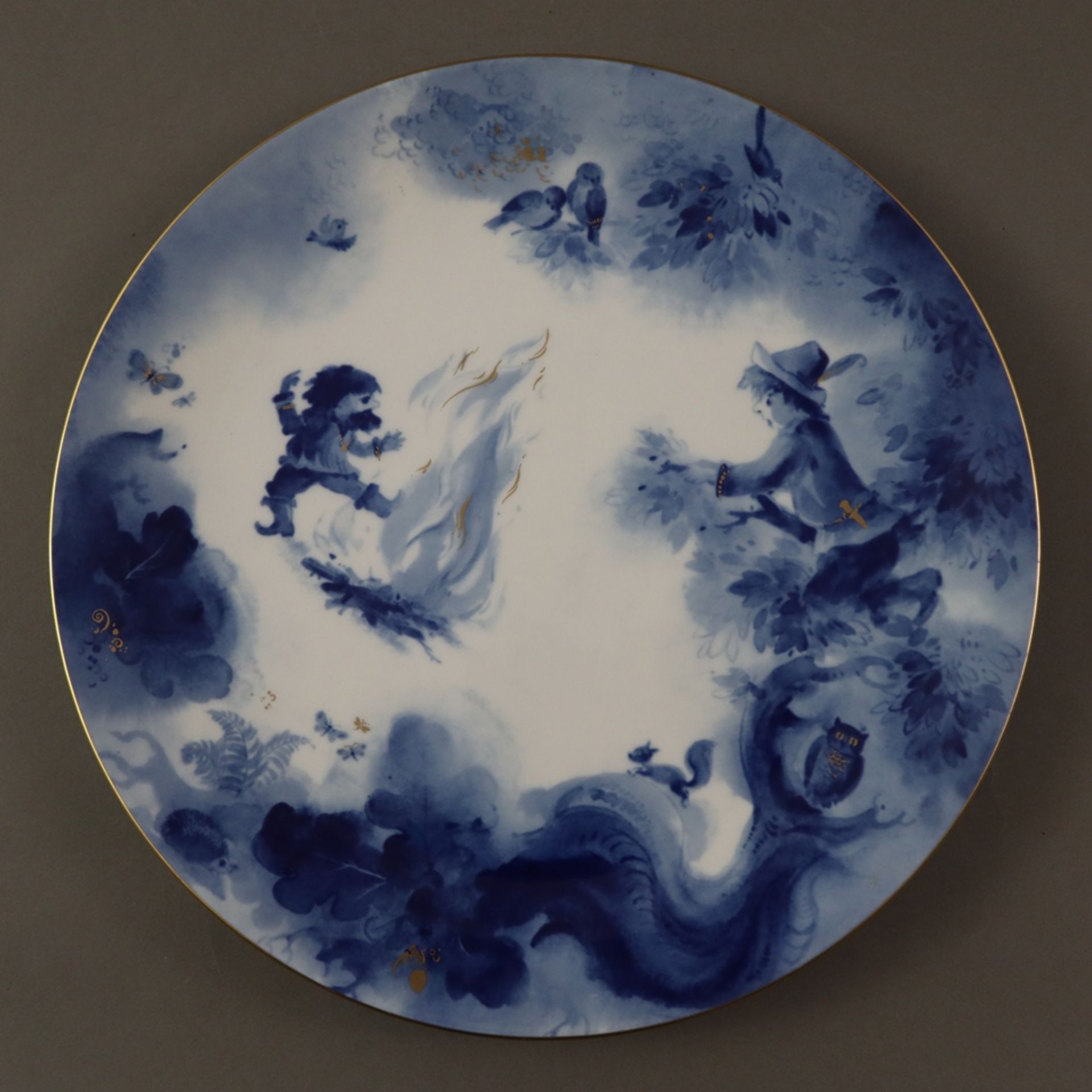 Drei Jahresteller mit Märchenmotiven - Meissen, 20. Jh., Dekor in blauem Aquatintadruck, Goldstaffa - Bild 2 aus 7