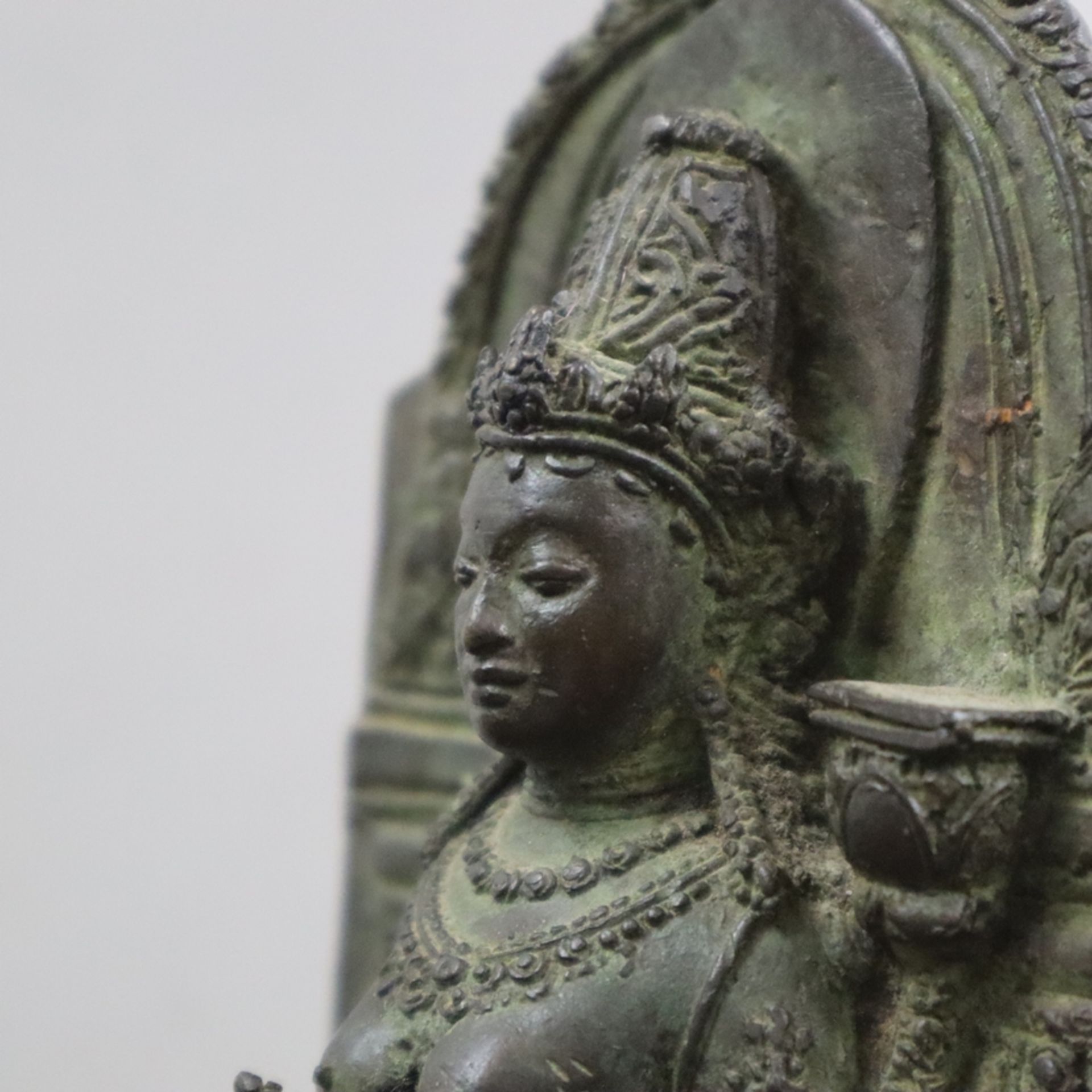 Prajnaparamita-Bodhisattva - Indonesien, Bronze, altpatiniert, Darstellung der buddhistischen Gotth - Bild 8 aus 10