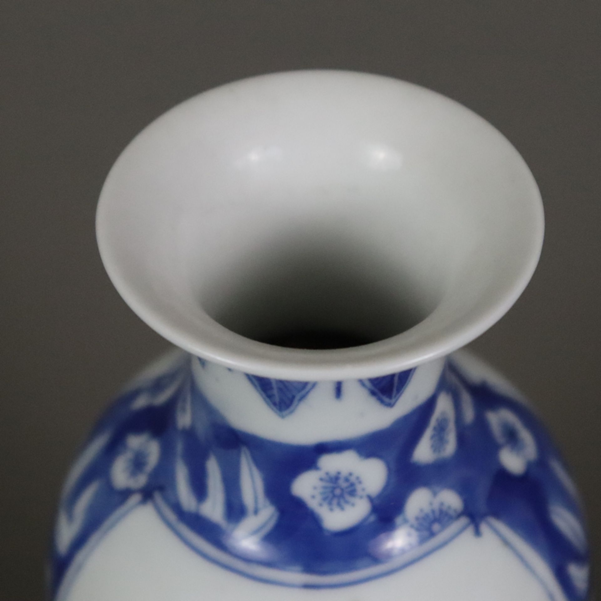 Blau-weiße Balustervase - China 20.Jh., dekoriert in Unterglasurblau mit Pflaumenblüten über gebors - Bild 3 aus 8