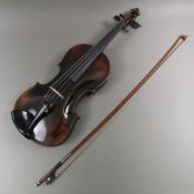 Geige mit Bogen im Geigenkoffer - dunkel gebeizter Korpus mit schräg gesetzten F-Löchern, Faksimile