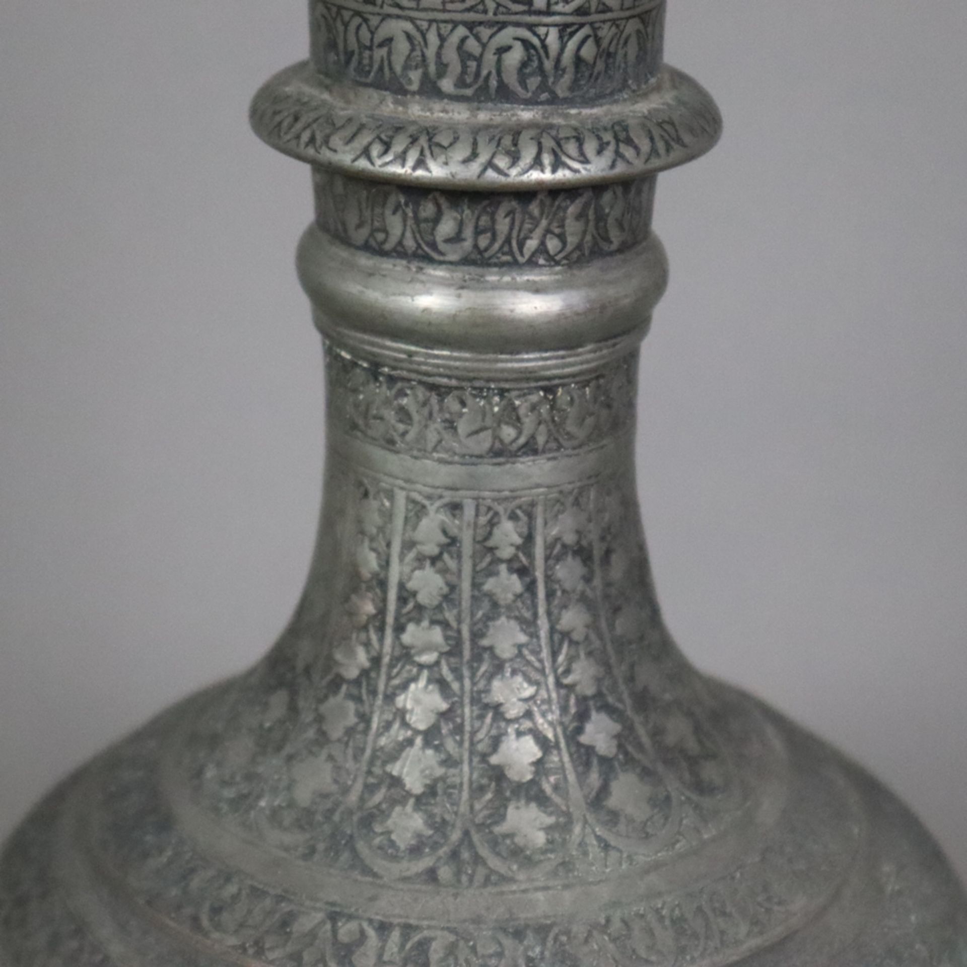 Flaschenvase - indopersisch, Kupferlegierung verzinnt, kugelige Vasenform am langen Hals durch Ring - Image 3 of 8