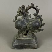 Sehr schweres großes Opiumgewicht - in Gestalt eines sitzenden Chinthe (mythischer Leogryph) auf ki