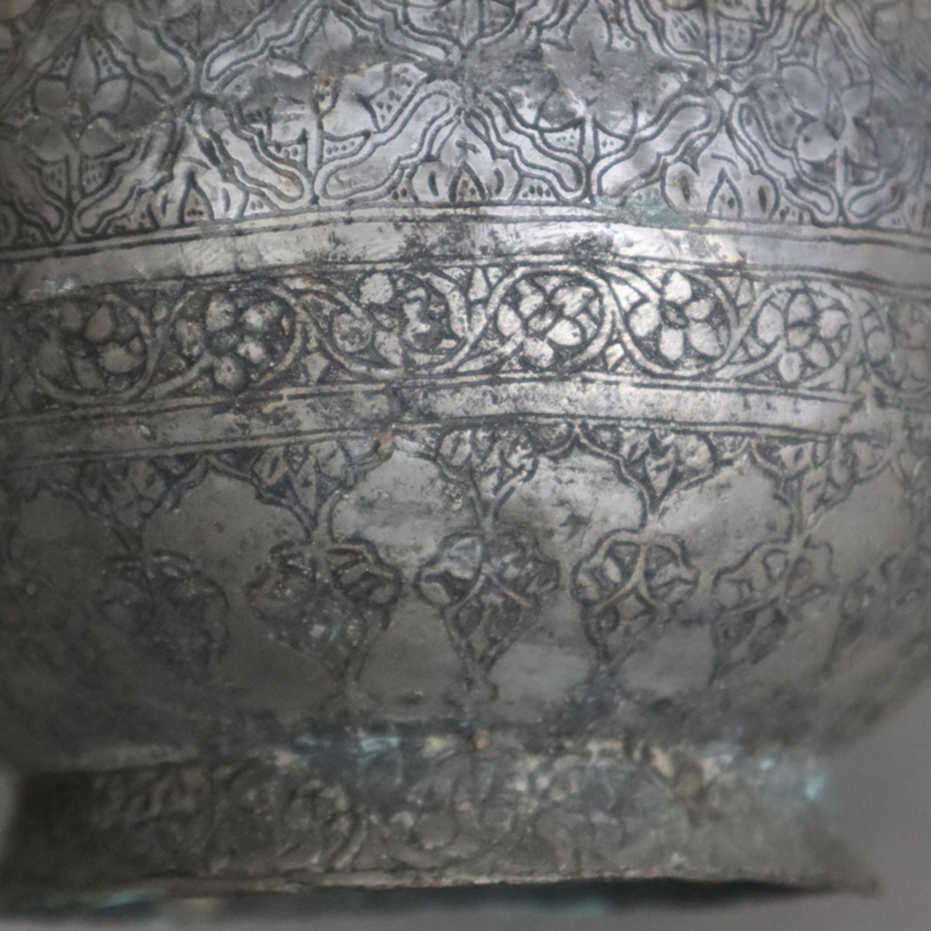 Flaschenvase - indopersisch, Kupferlegierung verzinnt, kugelige Vasenform am langen Hals durch Ring - Image 7 of 8