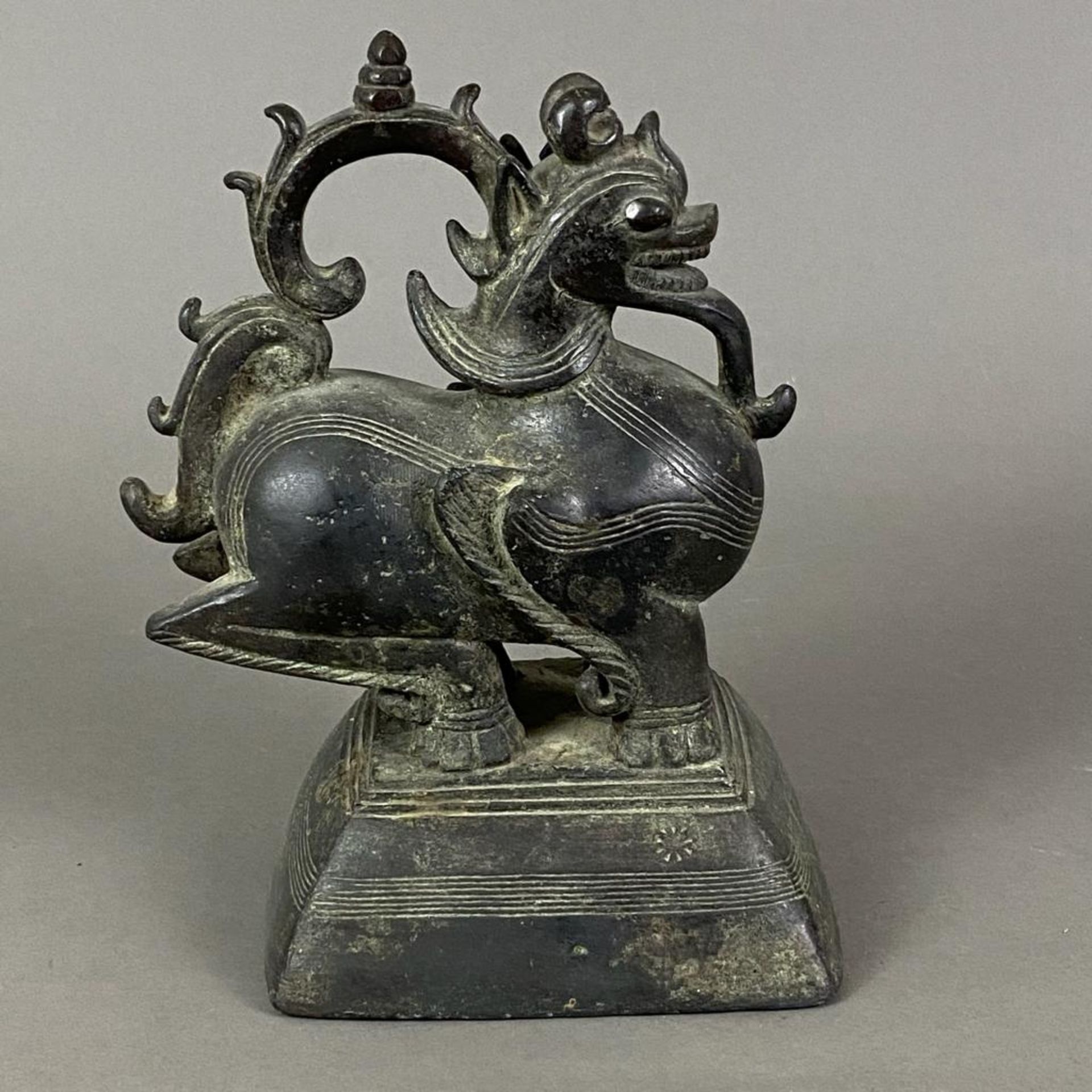 Sehr schweres großes Opiumgewicht - in Gestalt eines sitzenden Chinthe (mythischer Leogryph) auf ki - Bild 5 aus 9