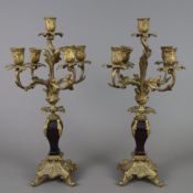 Ein Paar Kaminleuchter - um 1900, Bronzelegierung bzw. schwerer Gelbguss vergoldet, geschweifter ve